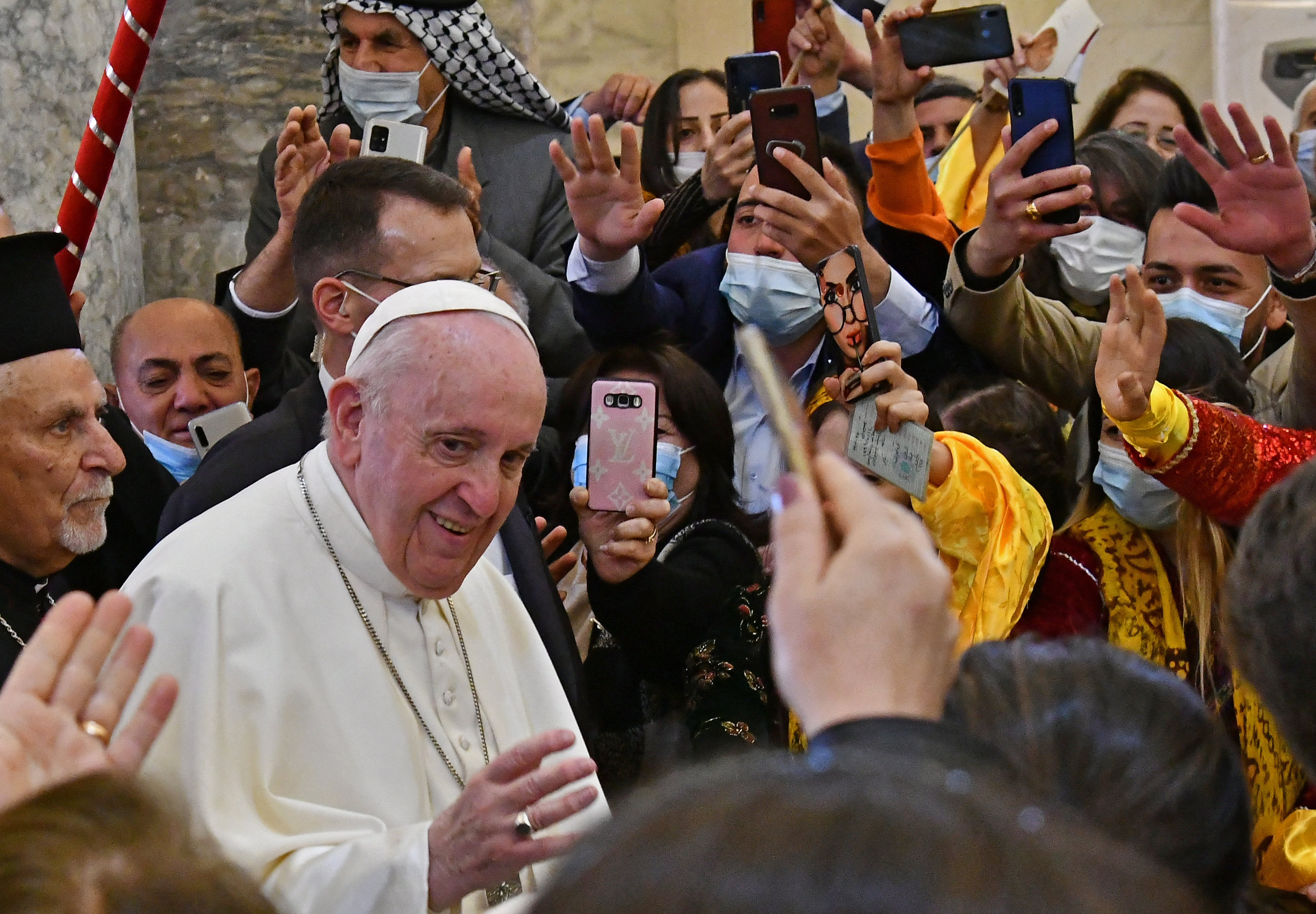 Tras la devastación de Mosul, el papa pasó a la esperanza de Qaraqosh, donde los habitantes, en su mayoría cristianos, han comenzado a reconstruir su vidas, sus casas y sus iglesias. En esta ciudad de la llanura de Ninive, donde se concentraban la mayor parte de los cristianos de Irak, Francisco pudo ver cómo la catedral de la Inmaculada de Qaraqosh, ciudad a la que los cristianos llaman en arameo, Bajdida, ha sido totalmente reconstruida tras ser quemada por los terroristas.
