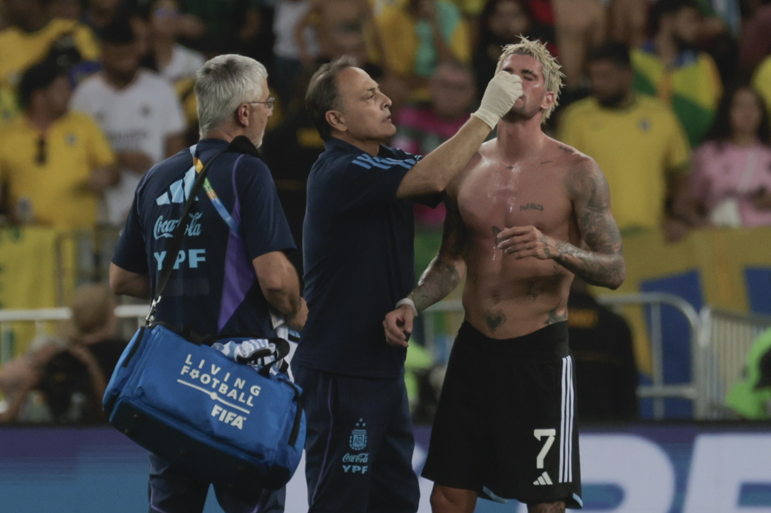 EVE5195. RÍO DE JANEIRO (BRASIL), 21/11/2023.- Rodrigo De Paul de Argentina recibe atención médica hoy, en un partido de las eliminatorias para la Copa Mundo de Fútbol de 2026 entre Brasil y Argentina en el estadio Maracaná en Río de Janeiro (Brasil). EFE/ Antonio Lacerda