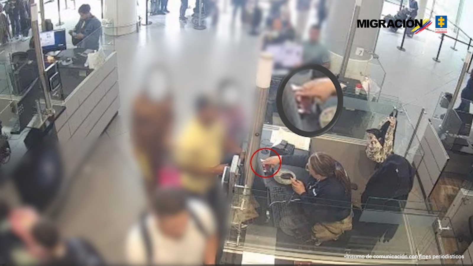 Video revela a exfuncionaria de Migración cobrando sobornos en aeropuerto de Bogotá