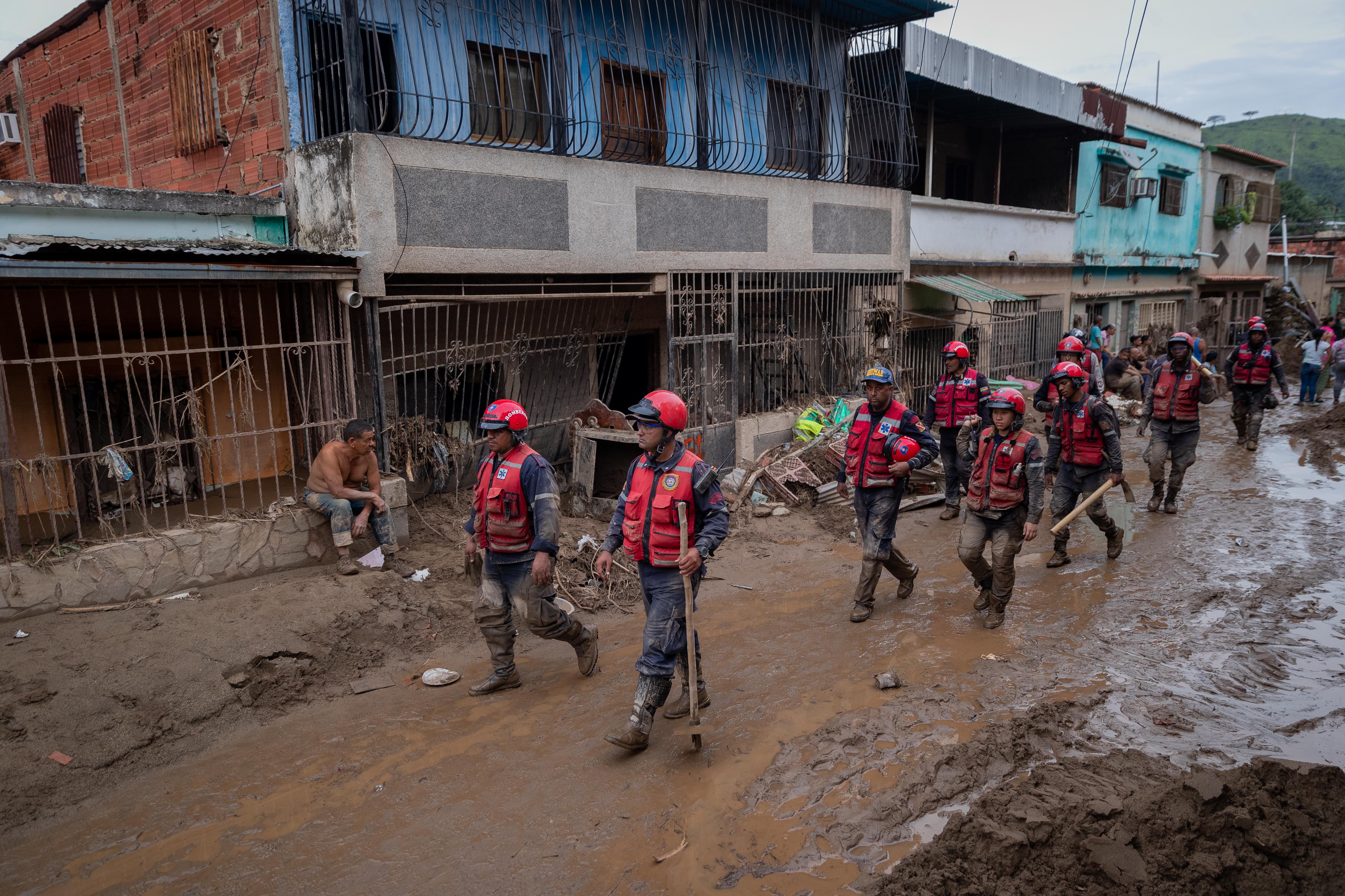 ACOMPAÑA CRÓNICA: VENEZUELA LLUVIAS***AME3304. LAS TEJERÍAS (VENEZUELA), 09/10/2022.- Rescatistas realizan labores hoy tras el desbordamiento de la quebrada Los Patos, en Las Tejerías, estado Aragua (Venezuela). Algunos habitantes de Las Tejerías, en la zona central de Venezuela, recuerdan este domingo los gritos de la tragedia, mientras otros son incapaces de describir la noche del sábado, cuando esta pequeña ciudad fue arrasada por una quebrada desbordada, que se llevó a más de un centenar de personas, de las que, al menos, 25 murieron y más de 50 siguen desaparecidas. EFE/ Rayner Peña R