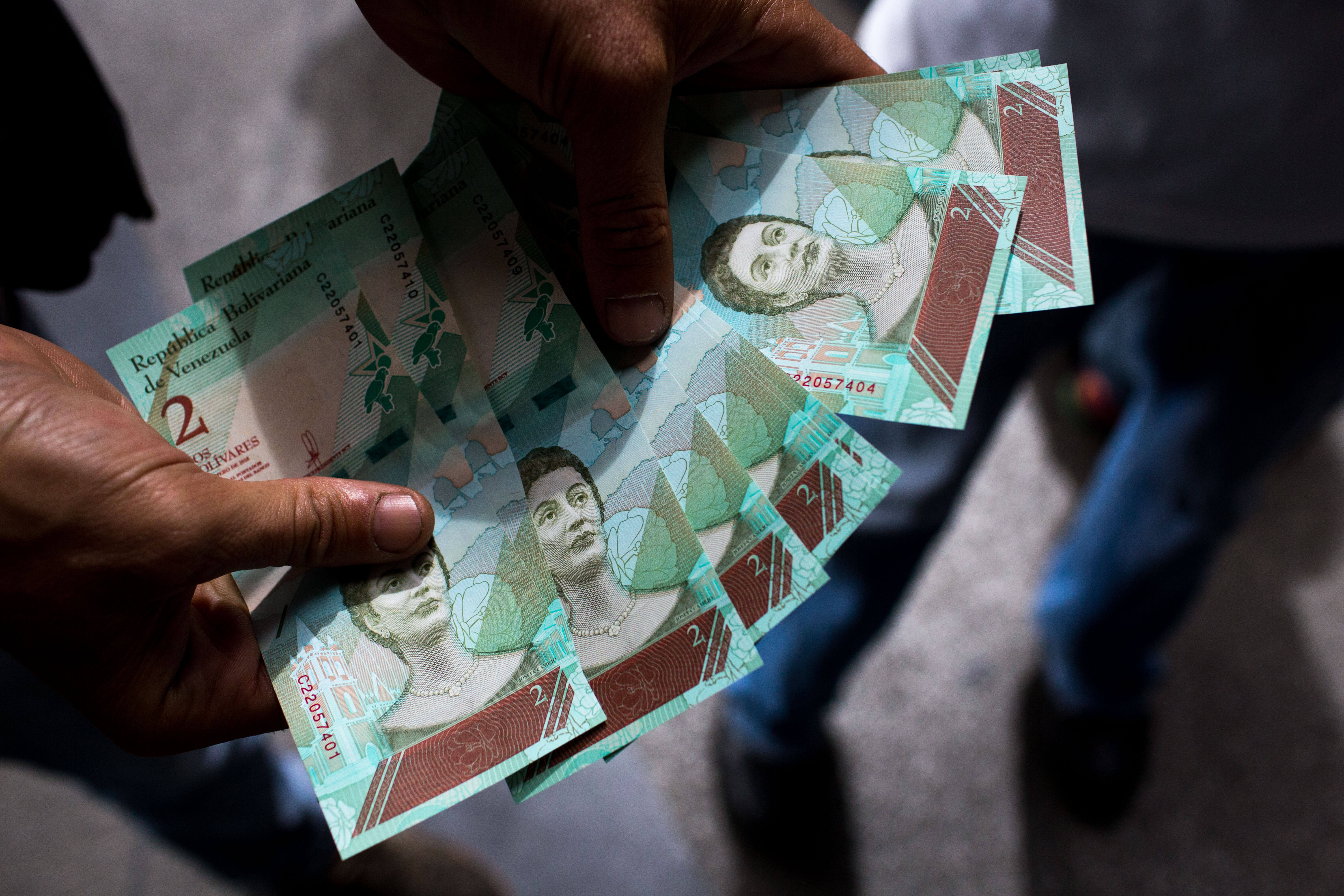 Bolívar venezolano cayó 36 % en dos semanas