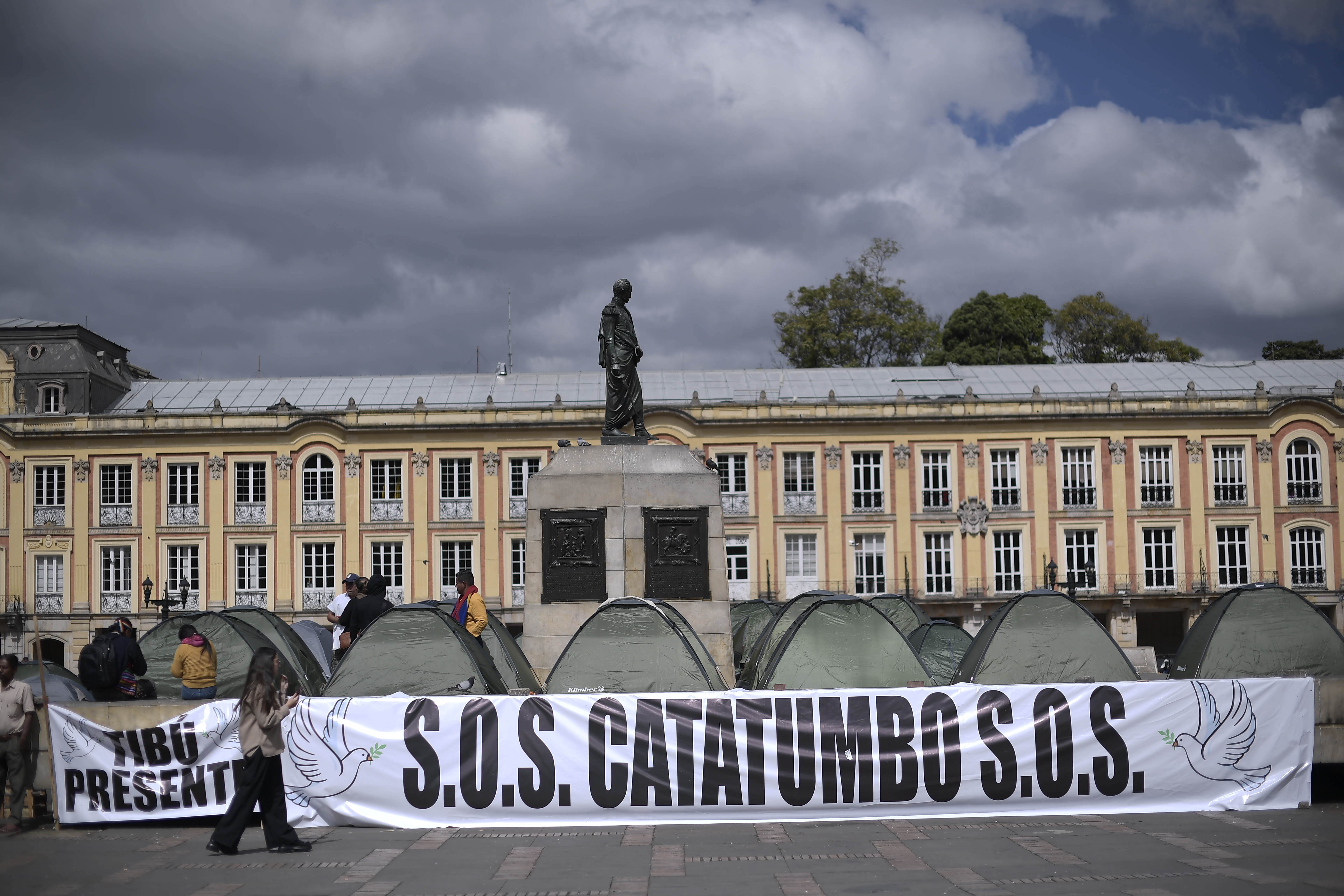 Líderes desplazados del Catatumbo instalaron un campamento en la Plaza de Bolívar de Bogotá, solicitan una reunión con el presidente Petro.