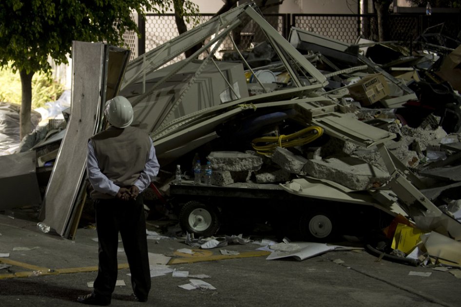 Un miembro del equipo de rescate observa los escombros tras la explosión de la sede de la petrolera estatal Pemex, se prevé que la cifra de muertos se incrmenten./ AFP