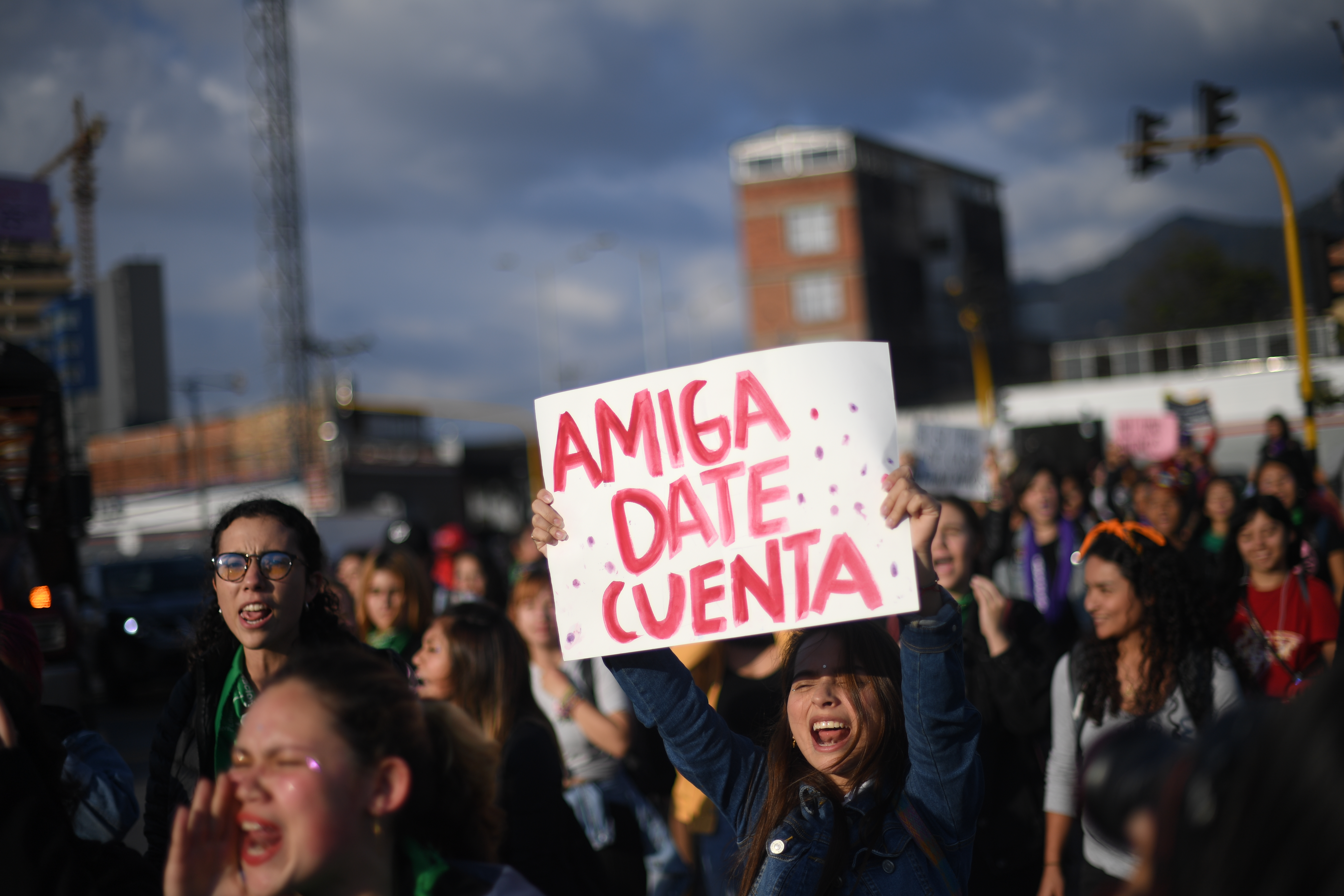 Cientos de mujeres salieron a las calles a marchar y protestar, en el marco del Día Internacional de la Mujer, para rechazar la violencia de género y los feminicidios.