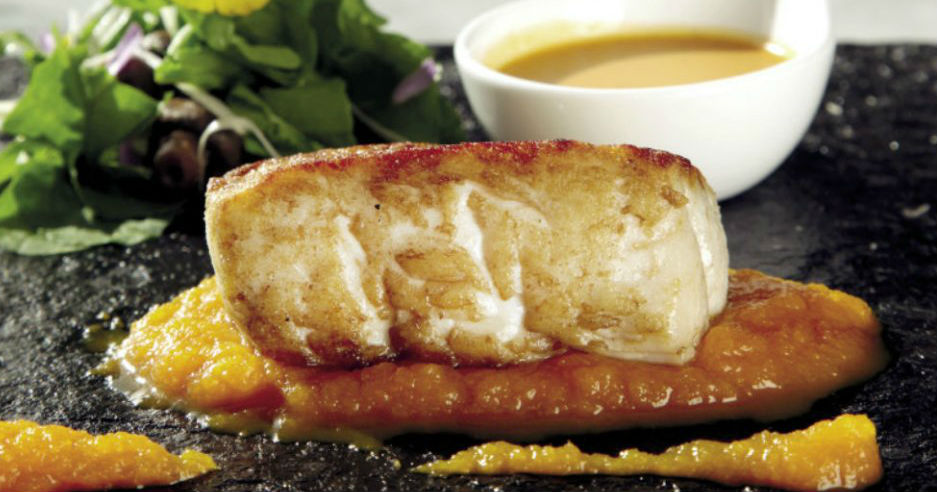 Corvina al sartén con puré y salsa de crustáceos