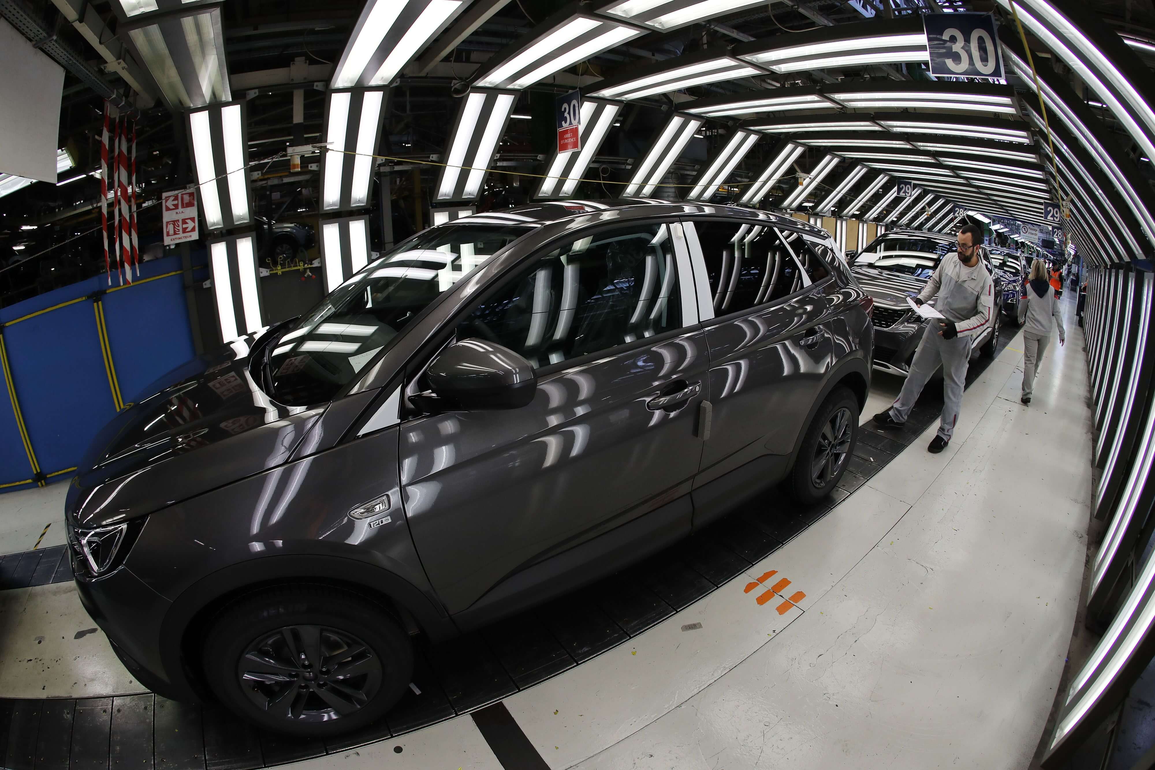 Amenaza comercial de Trump a industria automotriz de la Unión Europea