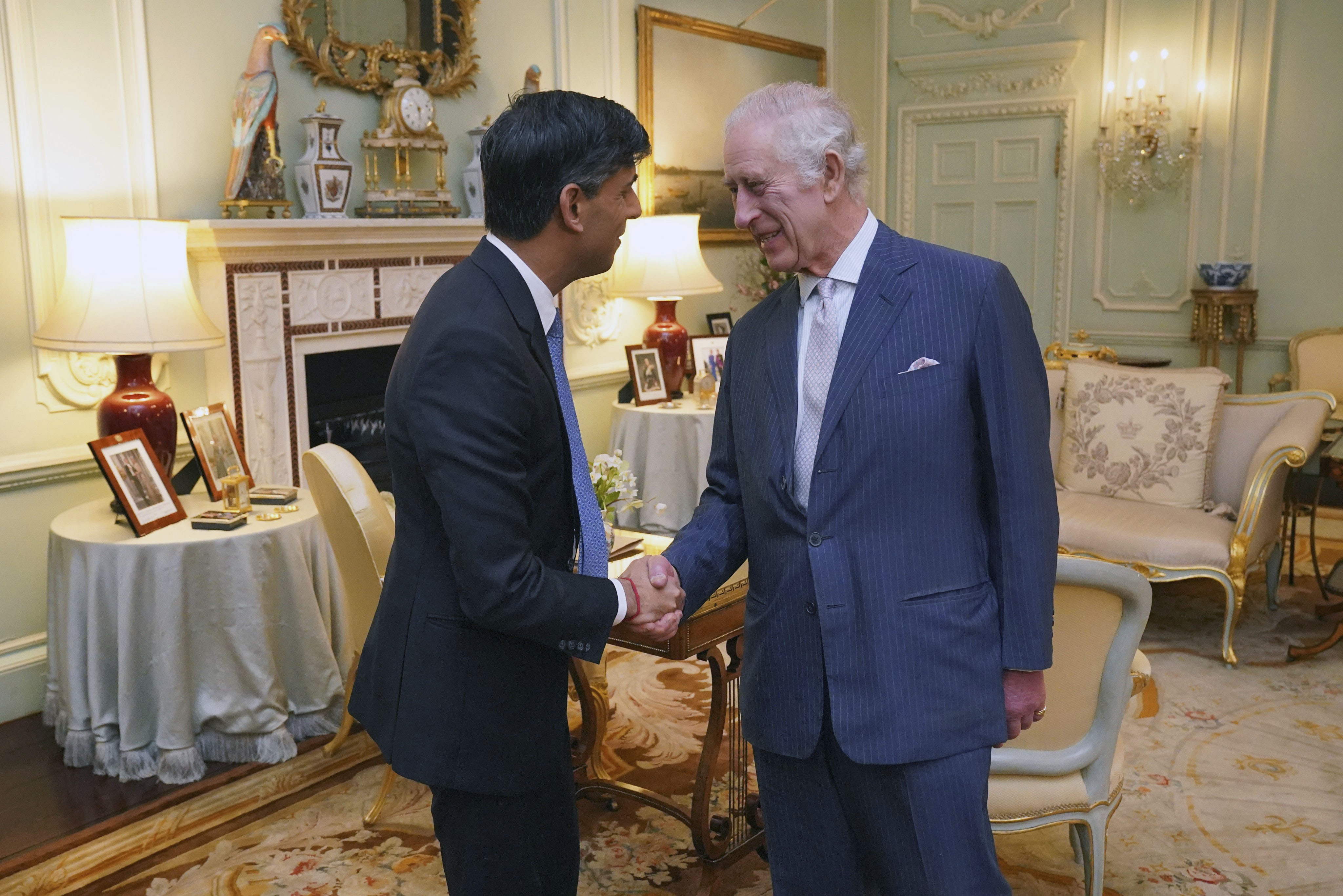LONDRES (REINO UNIDO), 21/02/2024.- El rey Carlos III del Reino Unido ha tenido su primera audiencia presencial con el primer ministro británico, Rishi Sunak (i), desde que empezó su tratamiento contra el cáncer que padece, según imágenes de los dos divulgadas este miércoles por los medios. El monarca, de 75 años, y el jefe de Gobierno conservador tuvieron la audiencia en la tarde del miércoles en el palacio de Buckingham, residencia de la familia real británica. EFE/Familia Real Británica ***SÓLO USO EDITORIAL, PERMITIDO SU USO SÓLO EN RELACIÓN A LA INFORMACIÓN QUE APARECE EN EL PIE DE FOTO (CRÉDITO OBLIGATORIO)***