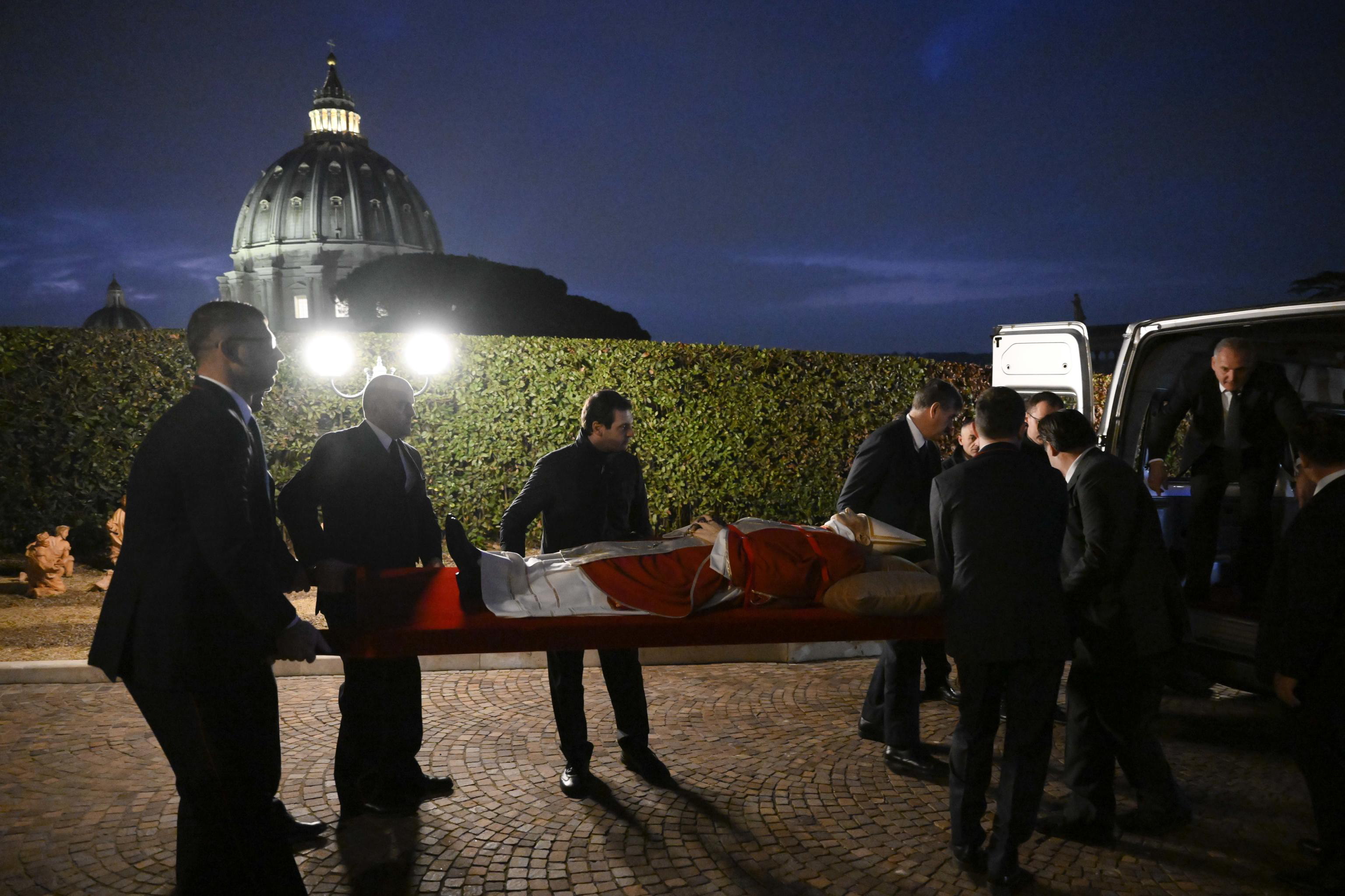 Vatican City (Vatican City State (holy See)), 02/01/2023.- A handout photo made available by the Vatican Media shows the transportation of the body of late Pope Emeritus Benedict XVI (Joseph Ratzinger) in the Saint Peter's Basilica for public viewing, Vatican City, 02 January 2023. The funeral will take place on Thursday 05 January. (Papa) EFE/EPA/VATICAN MEDIA HANDOUT HANDOUT EDITORIAL USE ONLY/NO SALES