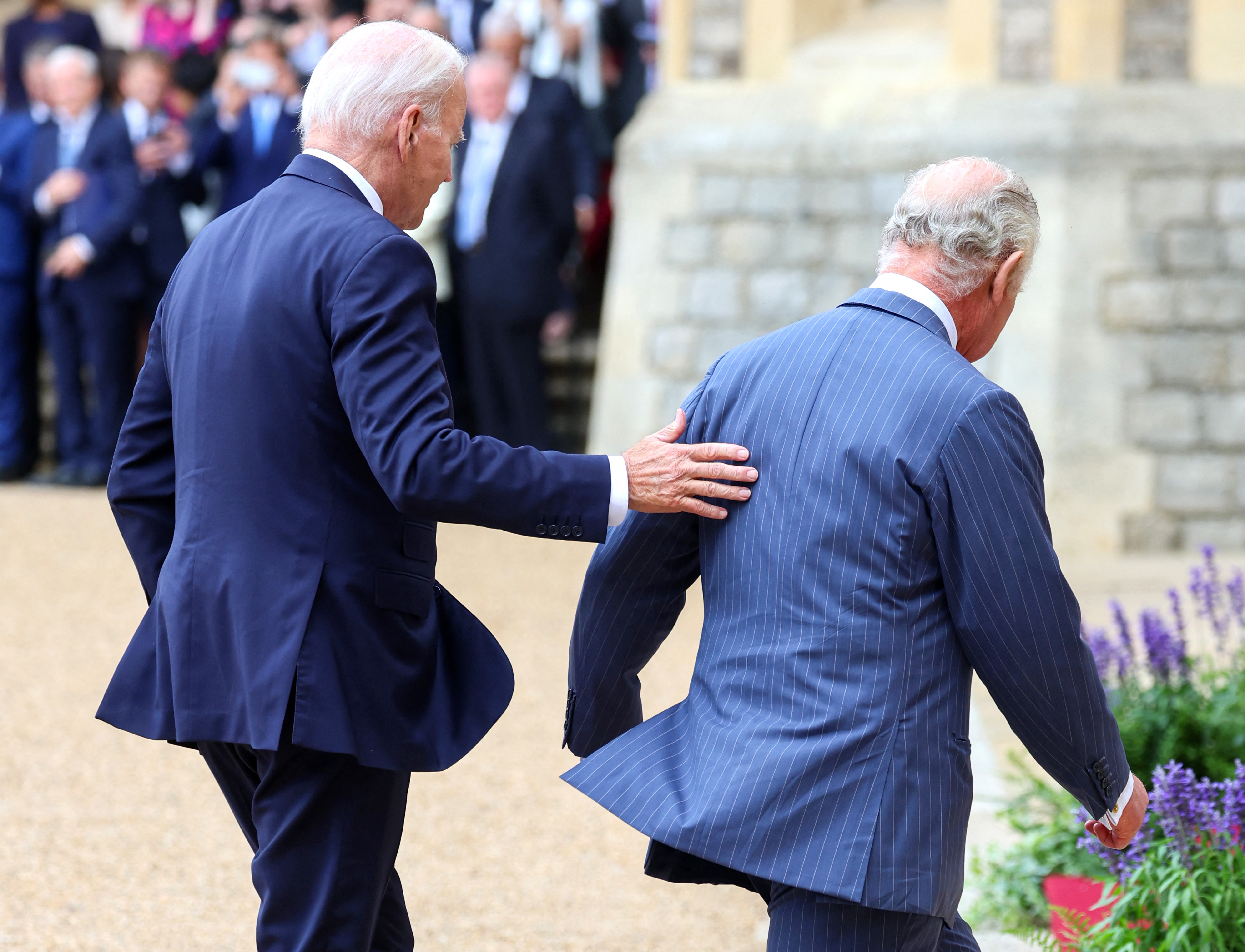 Al tocarle la espalda al rey Carlos III sin que este haya iniciado el contacto físico primero, Biden podría haber violado el protocolo de la familia real.