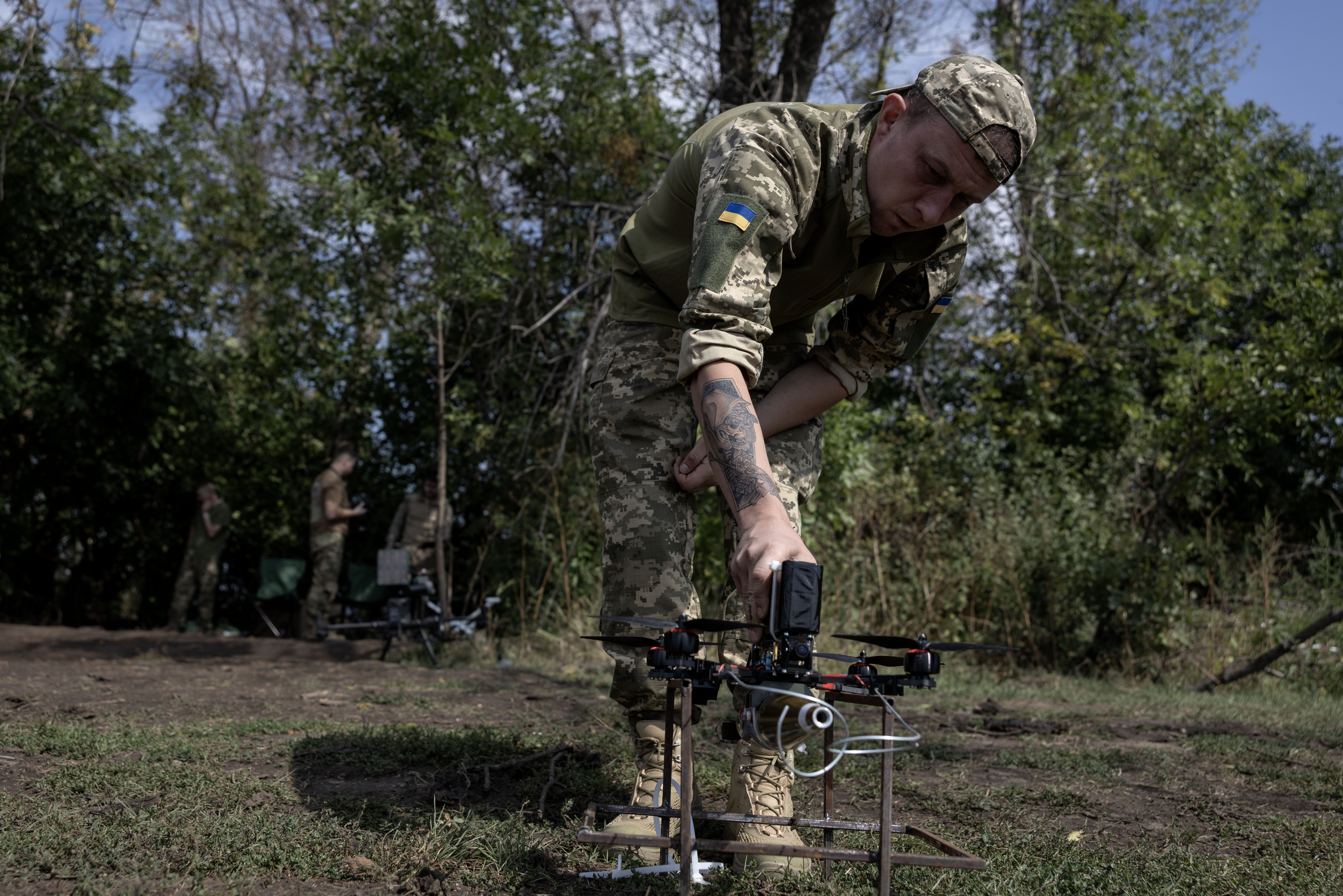 Miembros del regimiento Aquiles de Ucrania, especializado en guerra con drones, entrenan en la región de Járkov el 2 de septiembre de 2025.