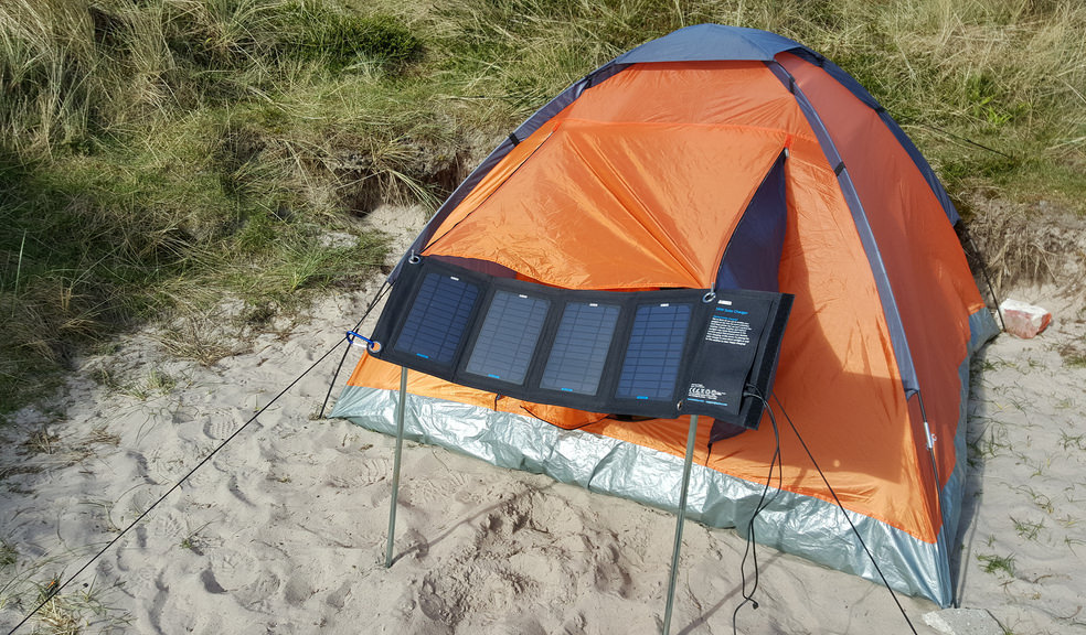 Diseñan carpa con paneles solares para habitantes de la calle