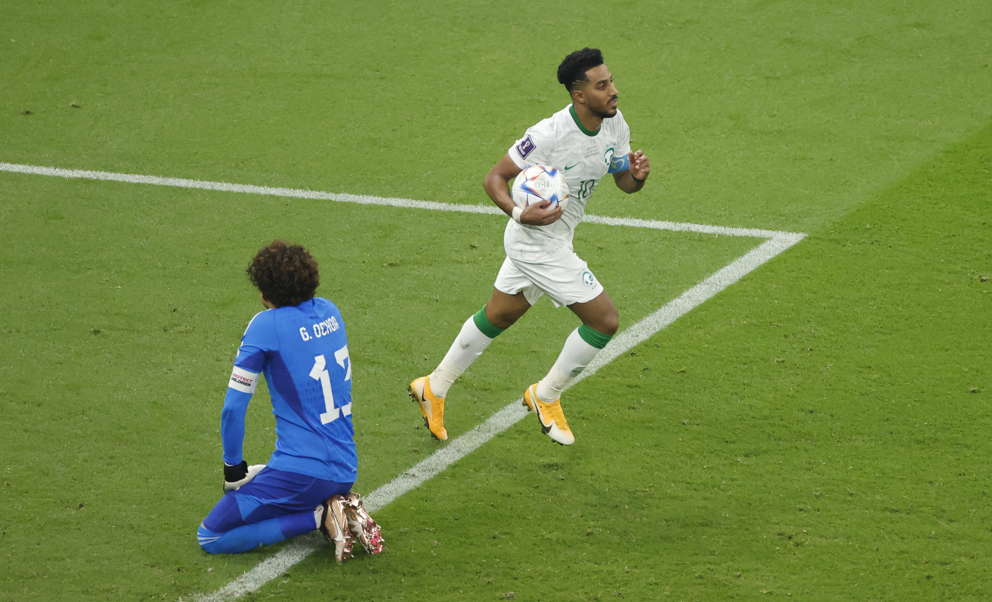 . LUSAIL (CATAR), 30/11/2022.- Salem Aldawsari (arriba) de Arabia Saudita celebra un gol hoy, en un partido de la fase de grupos del Mundial de Fútbol Qatar 2022 entre Arabia Saudita y México en el estadio Lusail (Catar). EFE/Esteban Biba