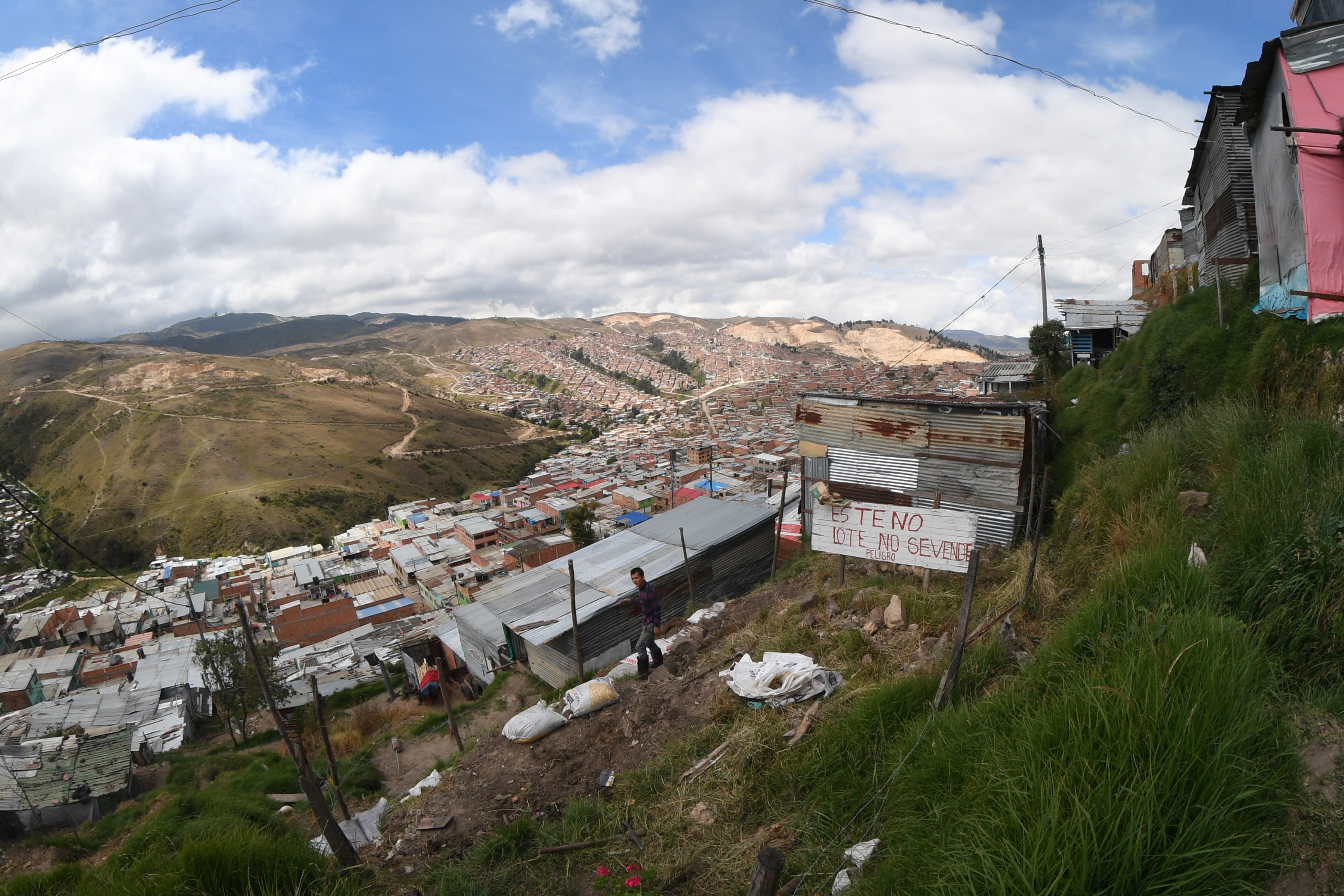 Caracolí en la localidad de ciudad bolívar, aspectos de la población, panorámicas y animales del lugar.