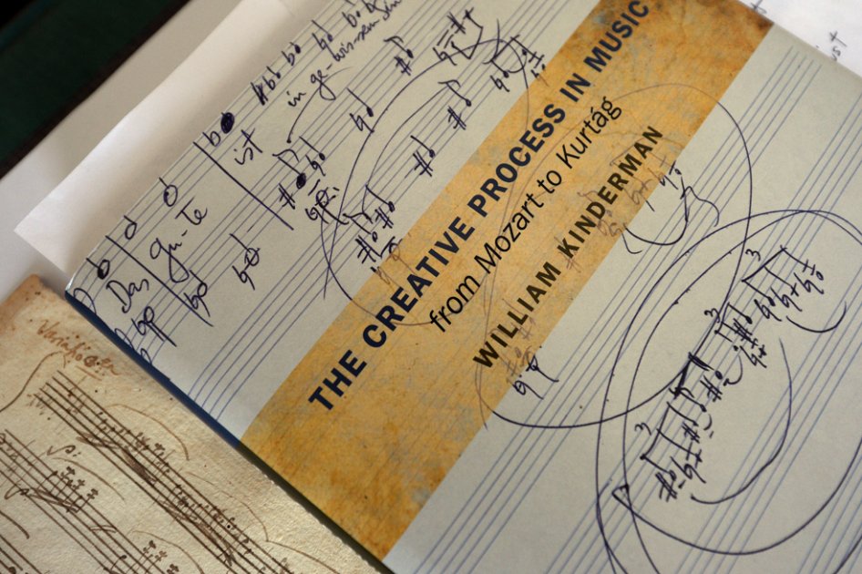 La manera en que el famoso manuscrito terminó en la colección de la biblioteca, creada en 1802 por el rico aristócrata húngaro Ferenc Szechenyi, es todo un misterio. Sobre todo porque, hasta donde se sabe, Mozart nunca viajó a Hungría.