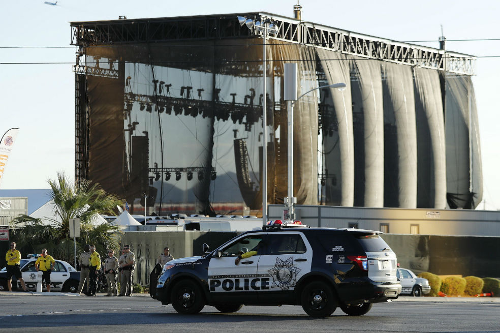 Varios policías trabajan en el lugar donde se produjo un tiroteo en Las Vegas el 1 de octubre 2017. / EFE; Paul Buck