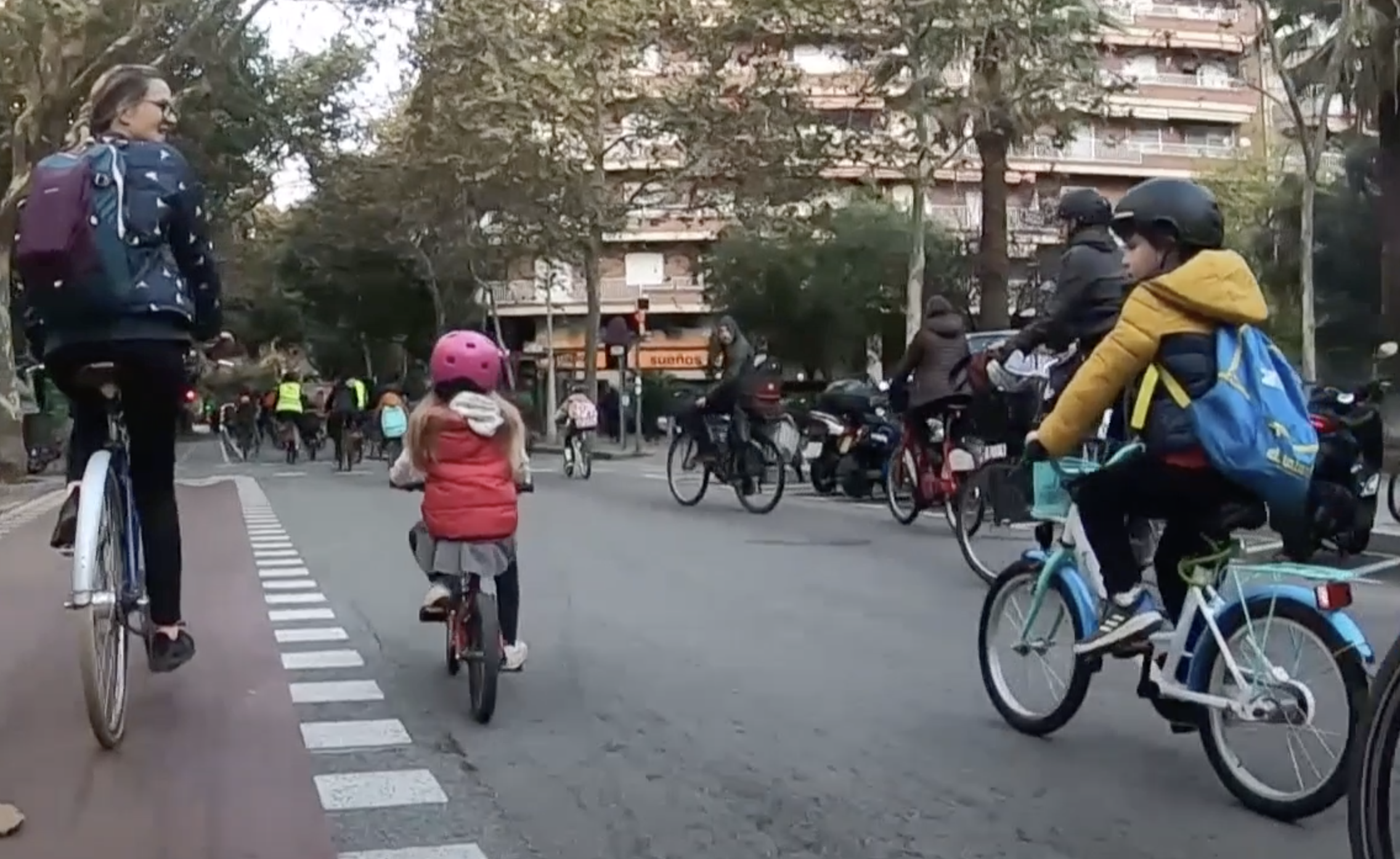 Bicibús en Barcelona: niños van “en bici al colegio”