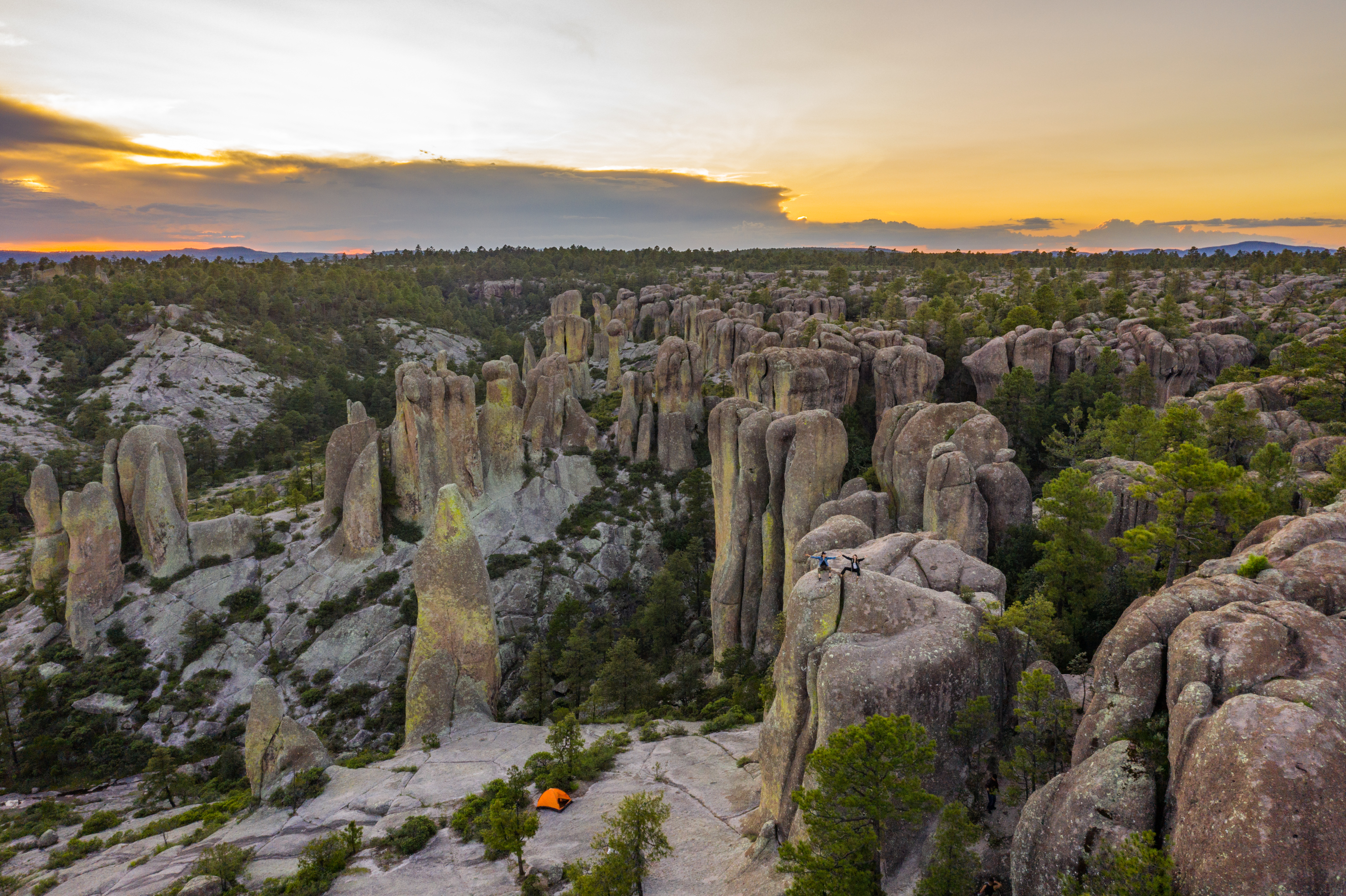 Creel es la puerta de entrada a las majestuosas Barrancas del Cobre y a un sinfín de bellezas naturales, bosques, peñas, cuevas, lagos, cascadas y ríos.
