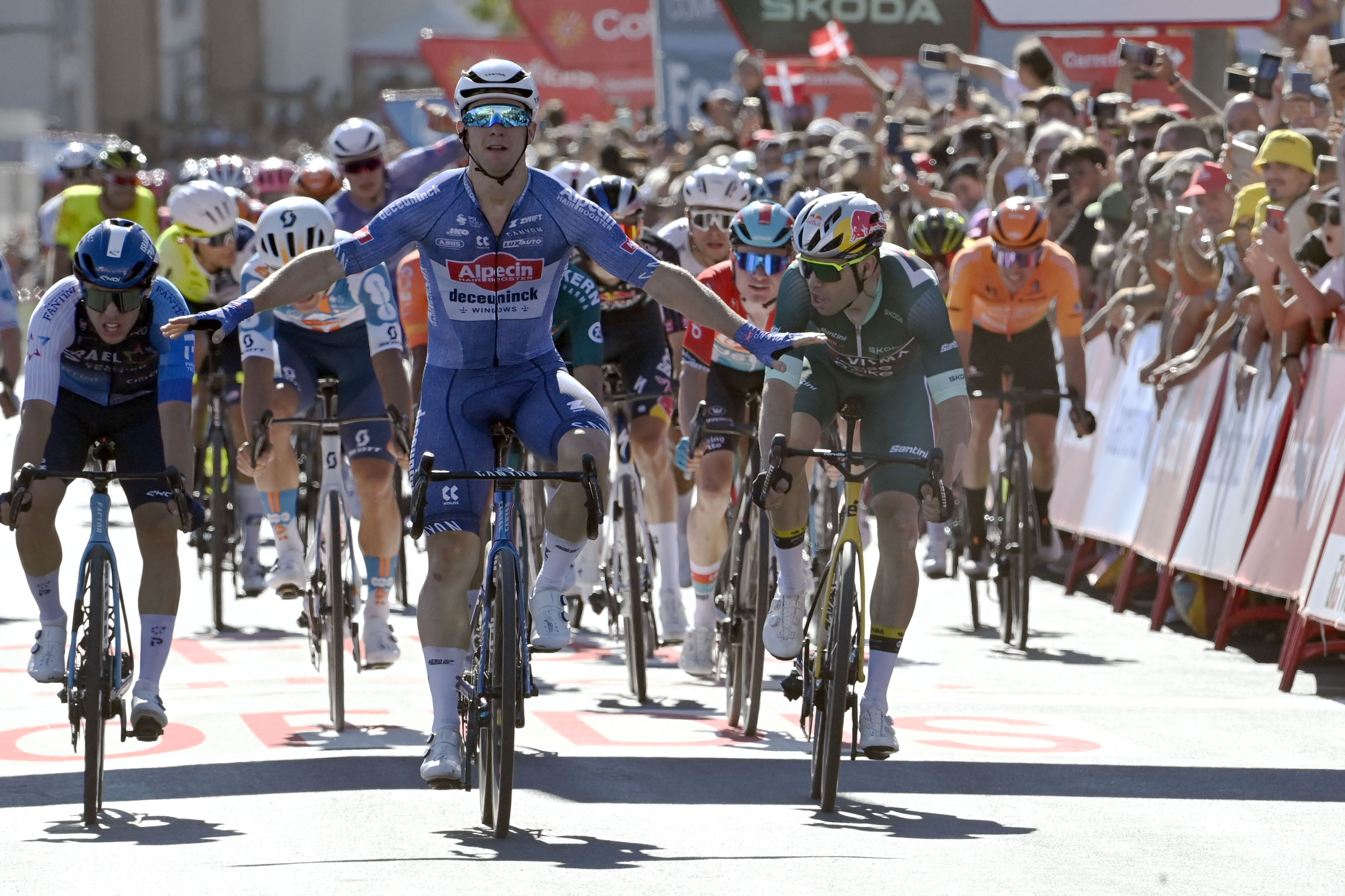 Groves vence a Wout Van Aert