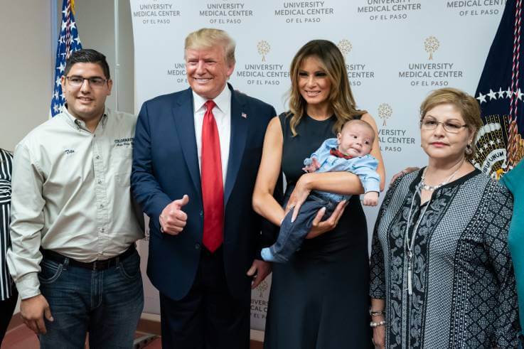La primera dama Melania Trump sostiene al hijo de dos meses de Jordan y Andre Anchondo, mientras ella y el presidente Donald Trump posan para fotos en el Centro Médico Universitario de El Paso, Texas. / The White House
