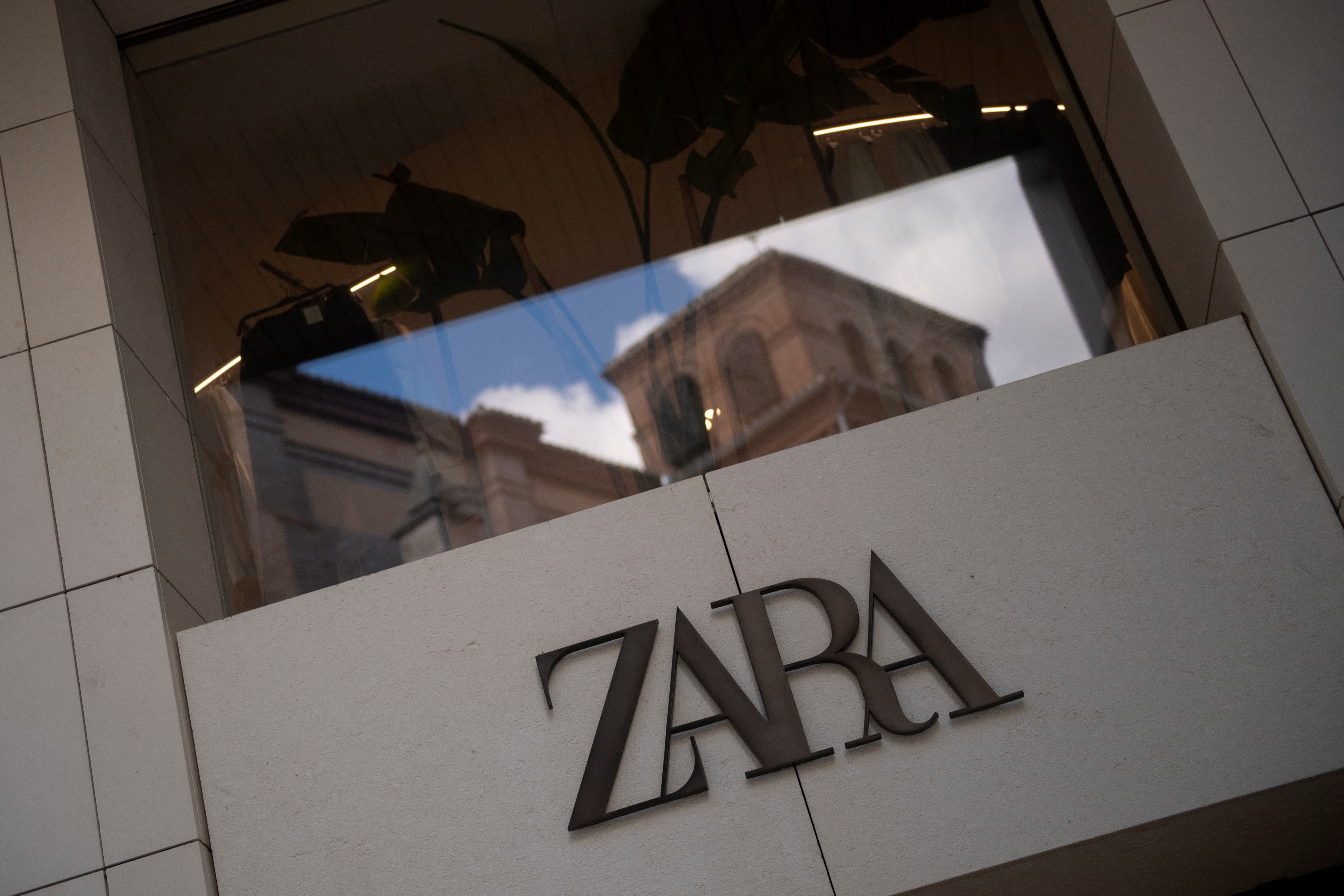 Inditex, dueño de Zara, obtiene cifras menores a las esperadas en primer semestre