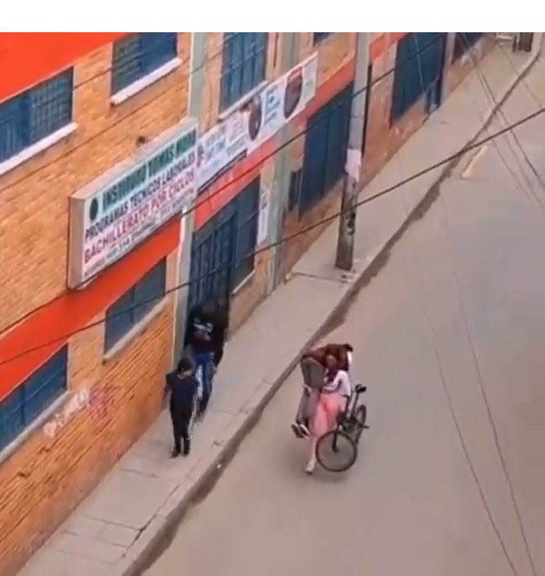 La mujer decidió cargar al joven, tras verlo en aparente estado de ebriedad.