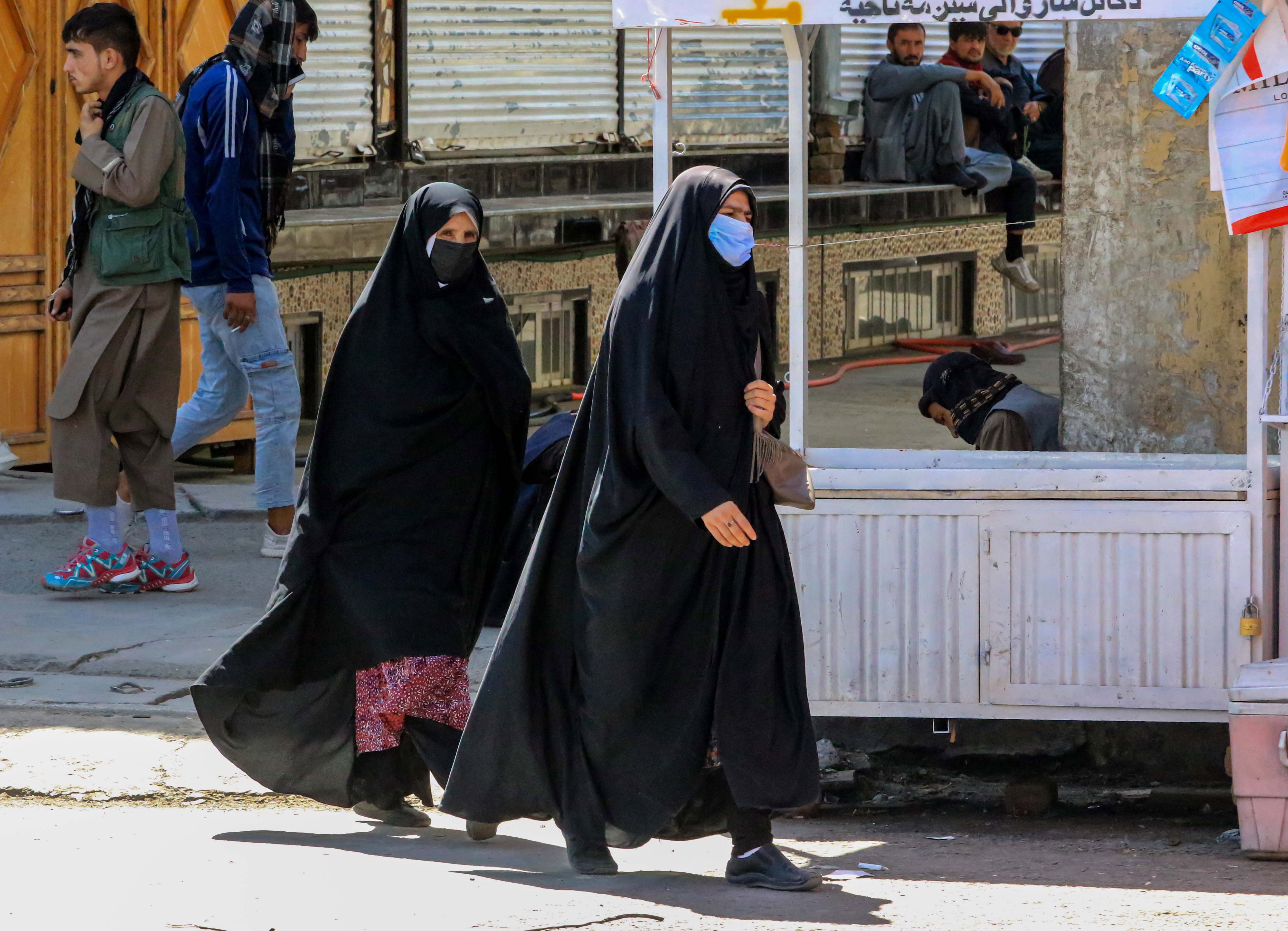 Sin trabajo, sin educación y sin colores: el asedio talibán contra las mujeres