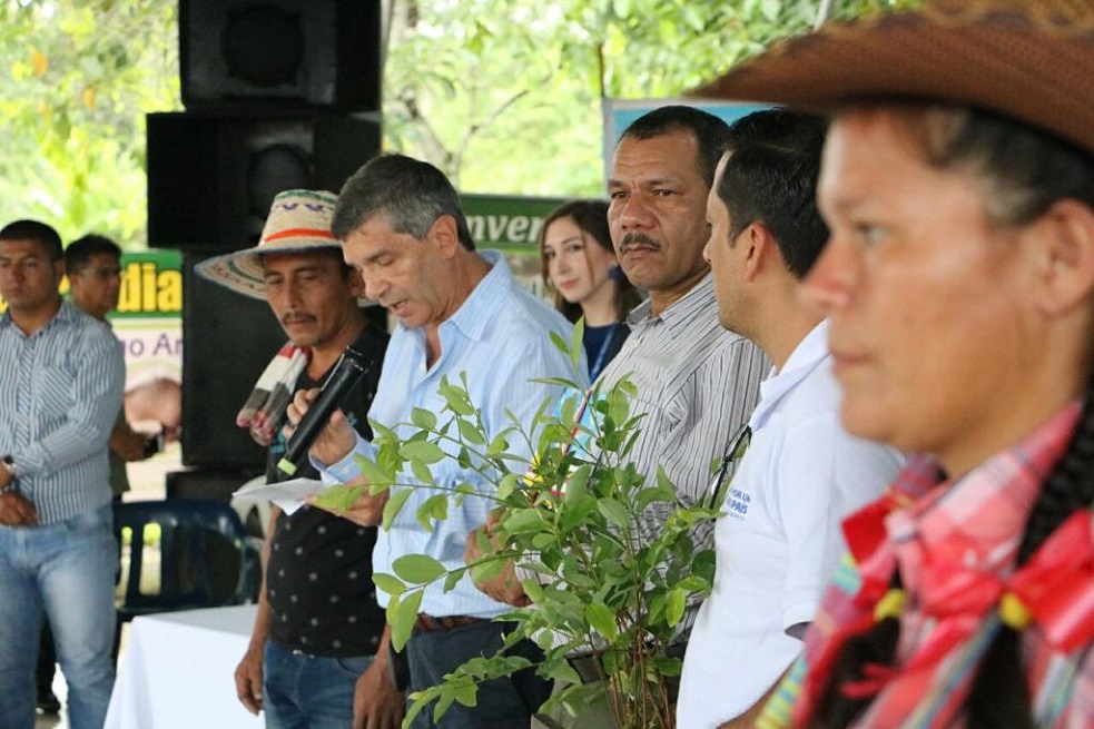 Mario Morales, junto a Rafael Pardo, entonces alto consejero para el Posconflicto, y líderes de la comunidad en la zona veredal de La Carmelita (Putumayo) haciendo pedagogía del programa de sustitución de coca.