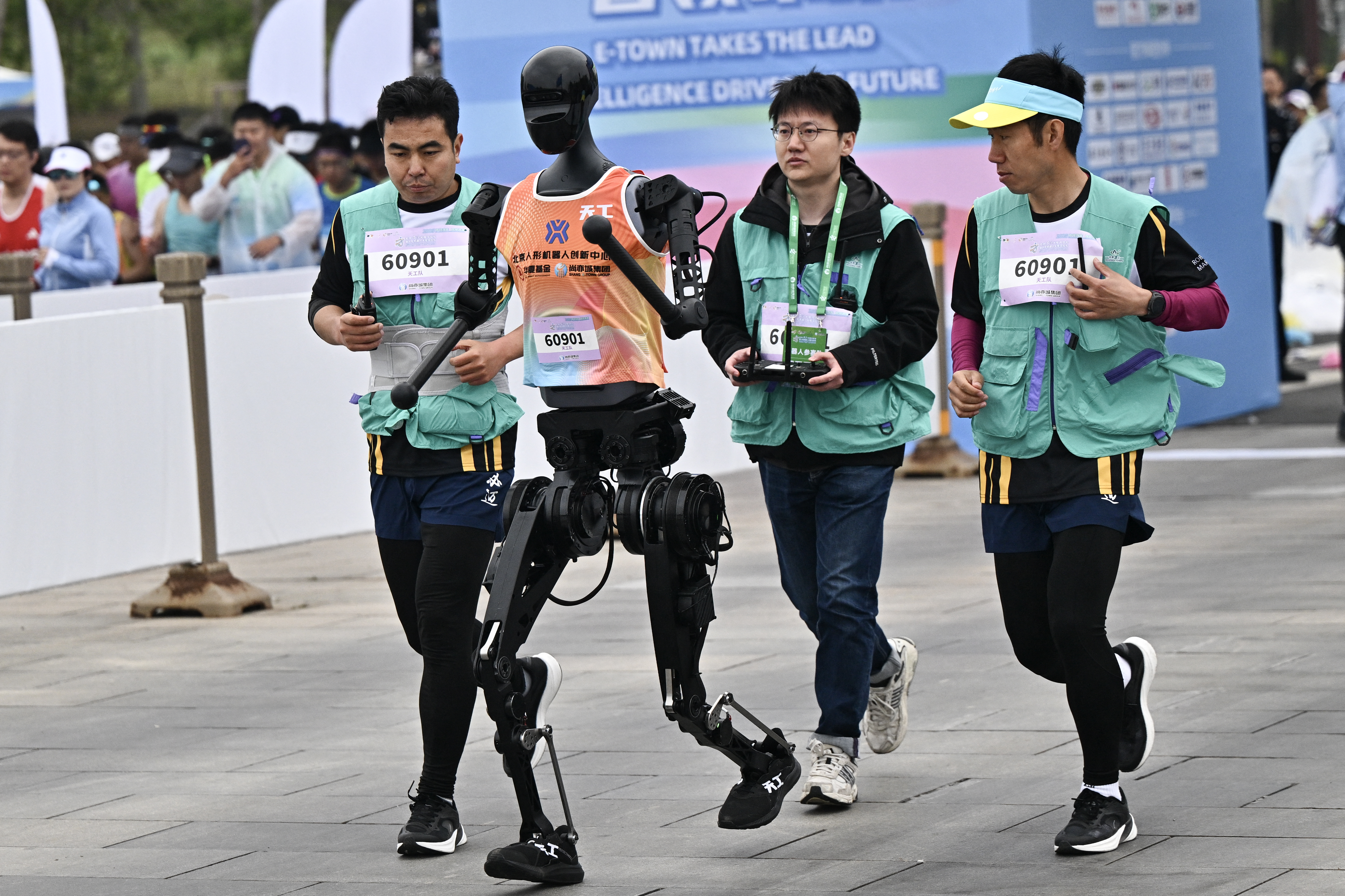 Hito tecnológico: Tiangong Ultra gana la primera media maratón de robots en China