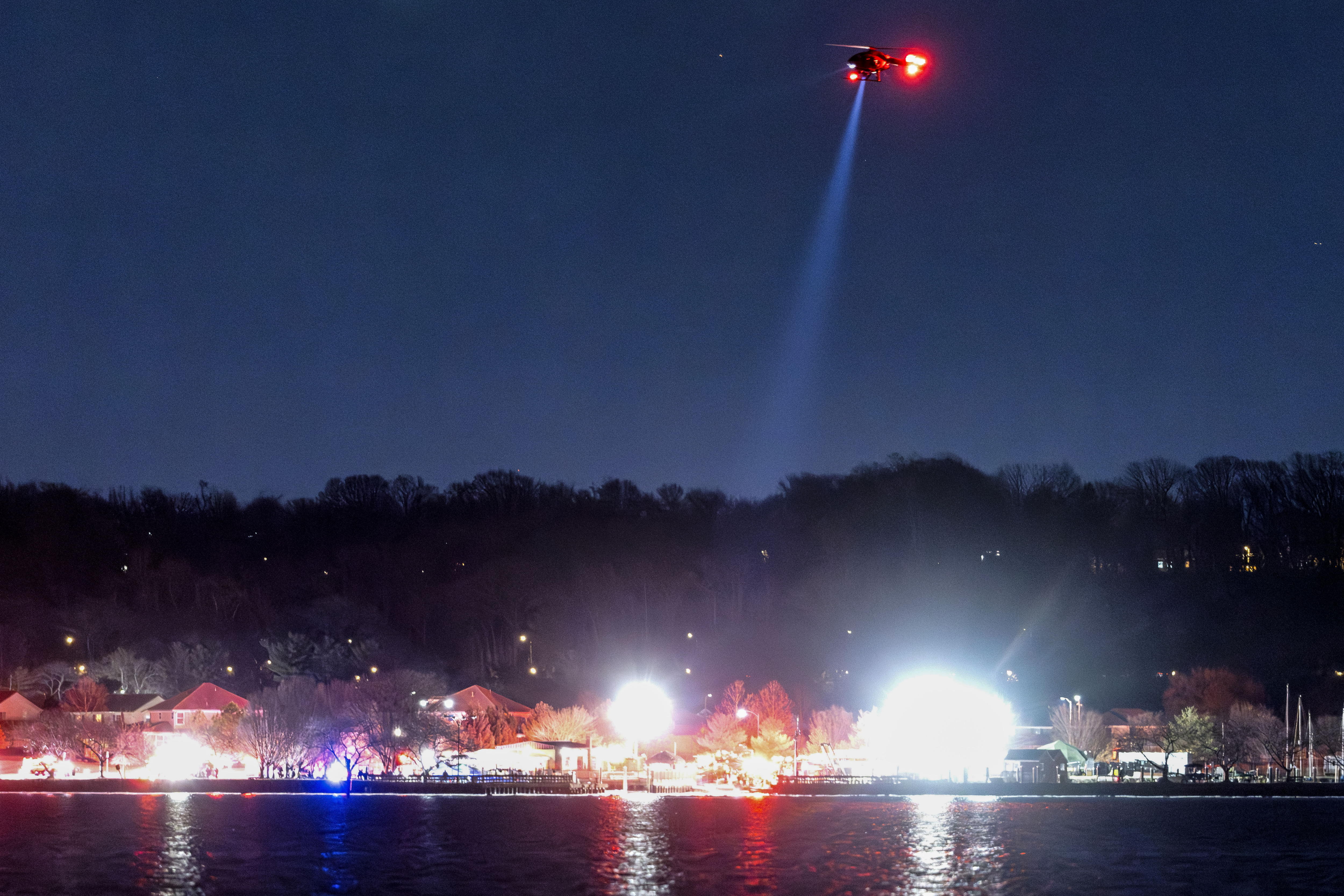 Washington (United States), 30/01/2025.- Rescue teams search the Potomac River after a commercial airplane reportedly collided with a military helicopter on approach to Ronald Reagan National Airport in Washington, DC, USA, 29 January 2025. According to a preliminary statement from the United States Federal Aviation Administration (FAA), a PSA Airlines Bombardier CRJ700 regional jet that departed earlier today from Wichita, Kansas collided in midair with a Sikorsky H-60 helicopter while on approach to Reagan Washington National Airport. (Estados Unidos) EFE/EPA/JIM LO SCALZO