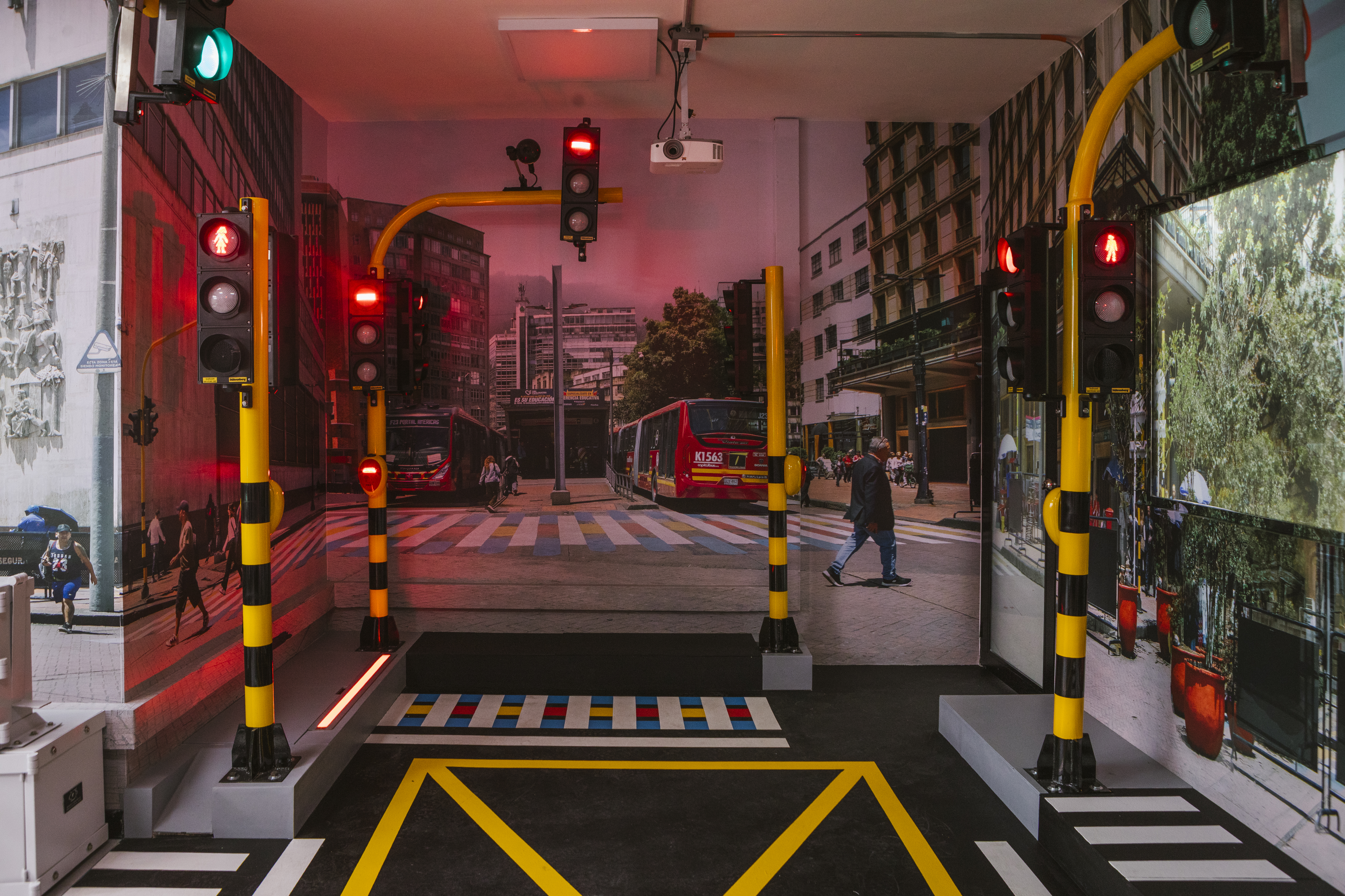 Prototipos a escala de los distintos tipos de semáforos que funcionan en Bogotá.