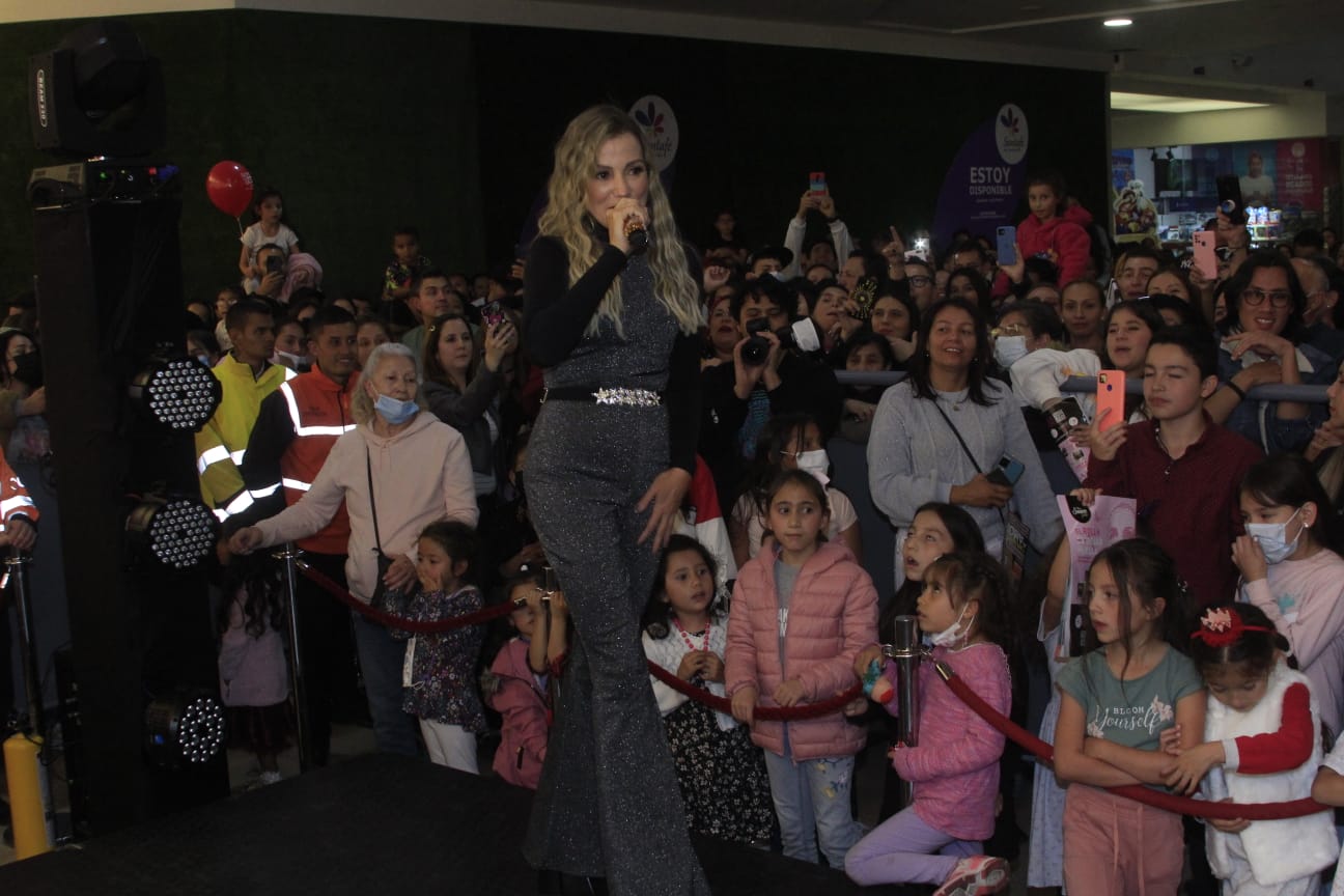 Fanny Lu con el público del Centro Comercial Santafé.