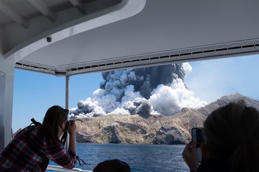Al menos cinco muertos y casi 20 heridos deja erupción de volcán en Nueva Zelanda