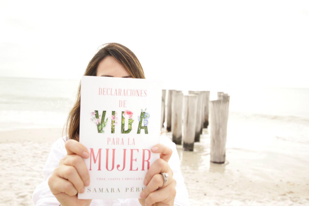 Esas palabras y sus vivencias son los insumos clave en la obra Declaraciones de vida para la mujer, en la cual los lectores encontrarán un verso inspiracional de la palabra de Dios, una explicación y declaración. En palabras de Samara: “Debemos dejar claro qué es declarar. No es simplemente repetir algo sino entender lo bueno que Dios nos ha dado y que ya es nuestro”. En uno de los capítulos se lee: “Del mismo modo, todo árbol bueno da fruto bueno, pero el árbol malo da fruto malo. Un árbol bueno no puede dar fruto malo, y un árbol malo no puede dar fruto bueno”, Mateo 7:17-18; seguido de esta afirmación: “Declaro proteger mi siembra, declaro sembrar buenas semillas en mi vida, declaro que mis frutos serán agradables, declaro cuidar mis acciones”.