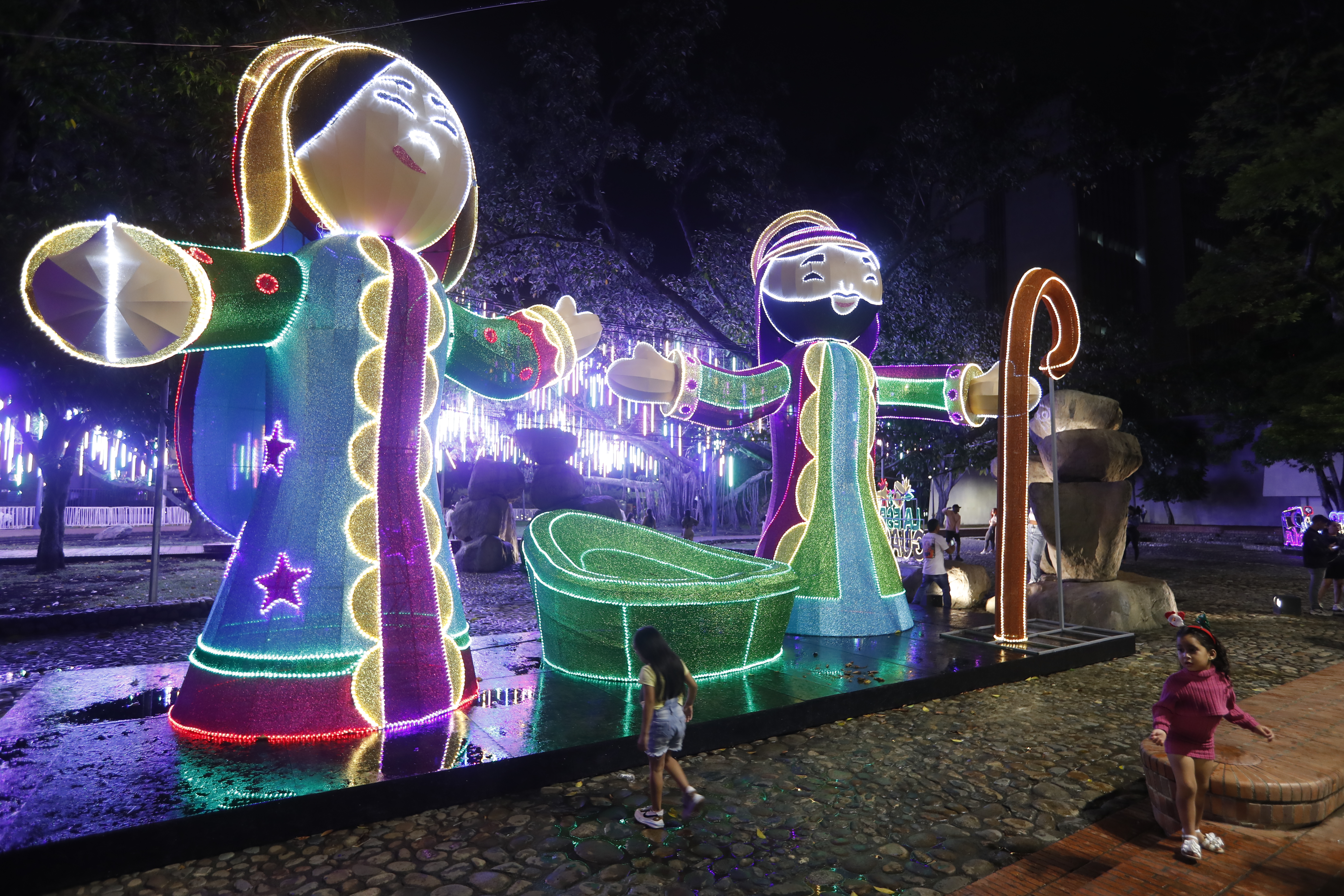 AME2564. CALI (COLOMBIA), 06/12/2023.- Fotografía que muestra el alumbrado navideño hoy en Cali (Colombia). El tradicional Bulevar del Río Cali es el lugar escogido para que los caleños y visitantes, disfruten con las luces que adornan este espacio, con figuras alusivas a la salsa. EFE/Ernesto Guzmán