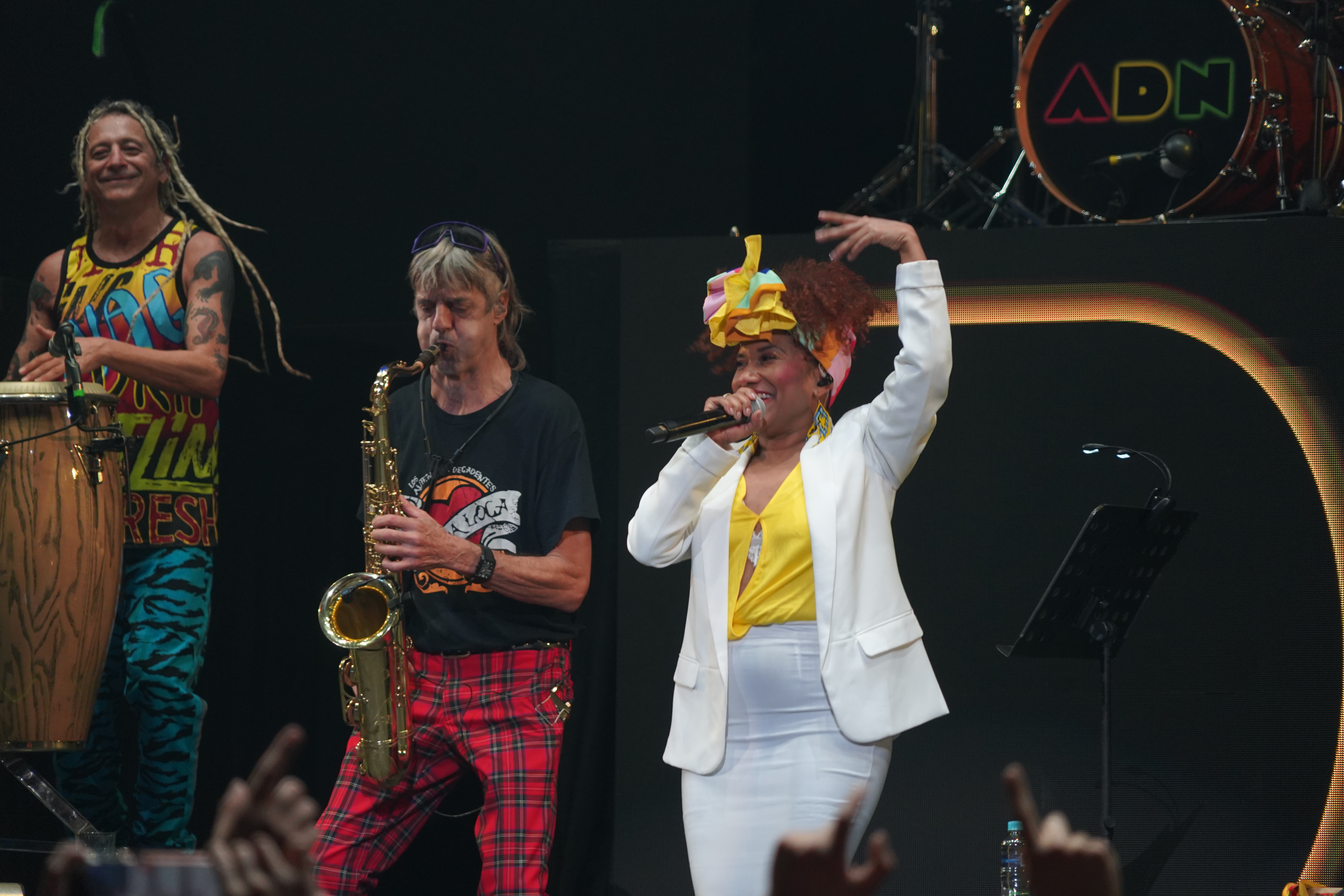 ontaron con la participación de Jhonpri de Systema Solar y de Eka Gordom para cantar clásicos como 'La Guitarra'. 

En la foto: Gaston Bernardeu (izq.), Pablo Rodríguez y Eka Gordom (cent.)