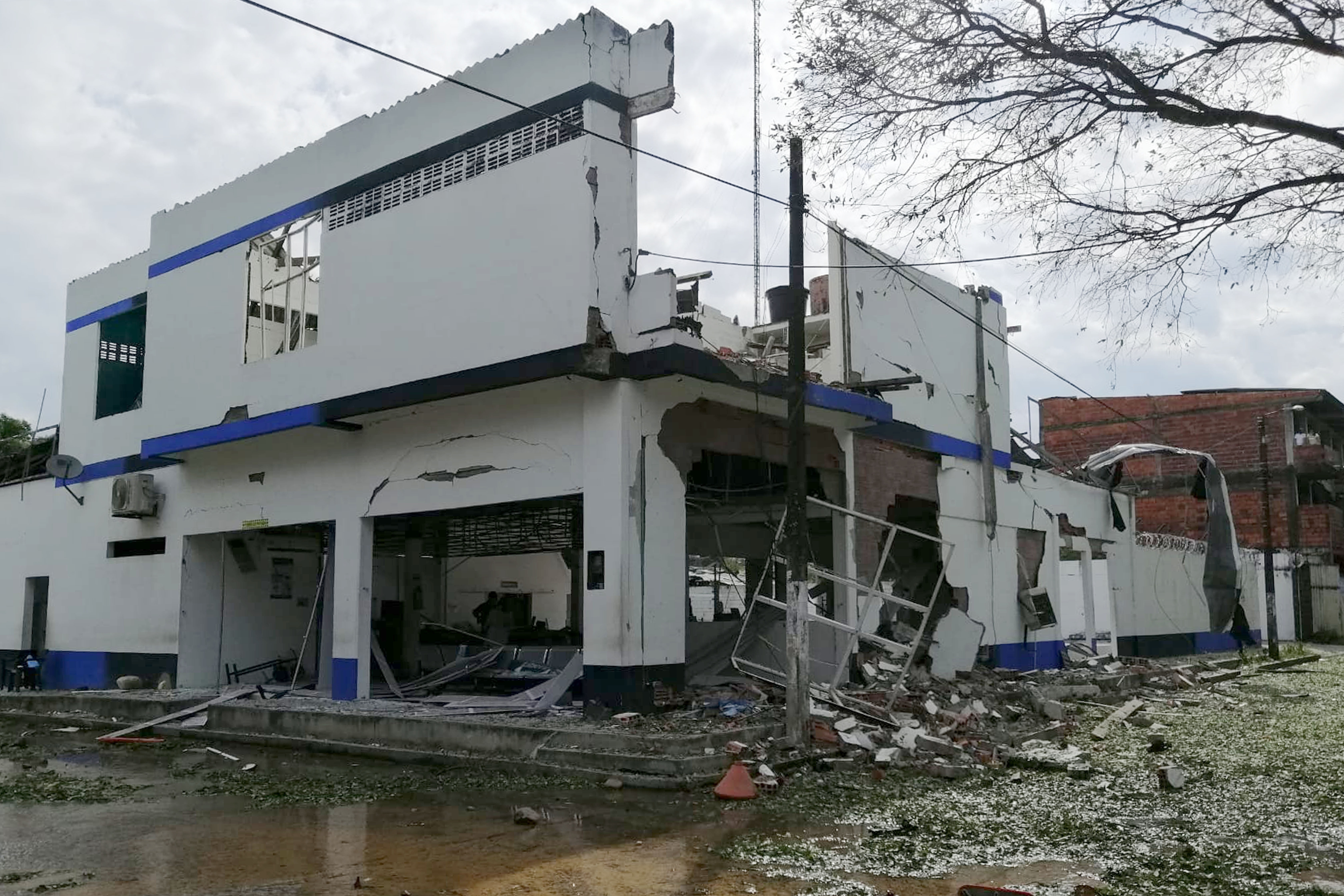 Un muerto, cinco heridos y daños deja la explosión de carro bomba en Saravena