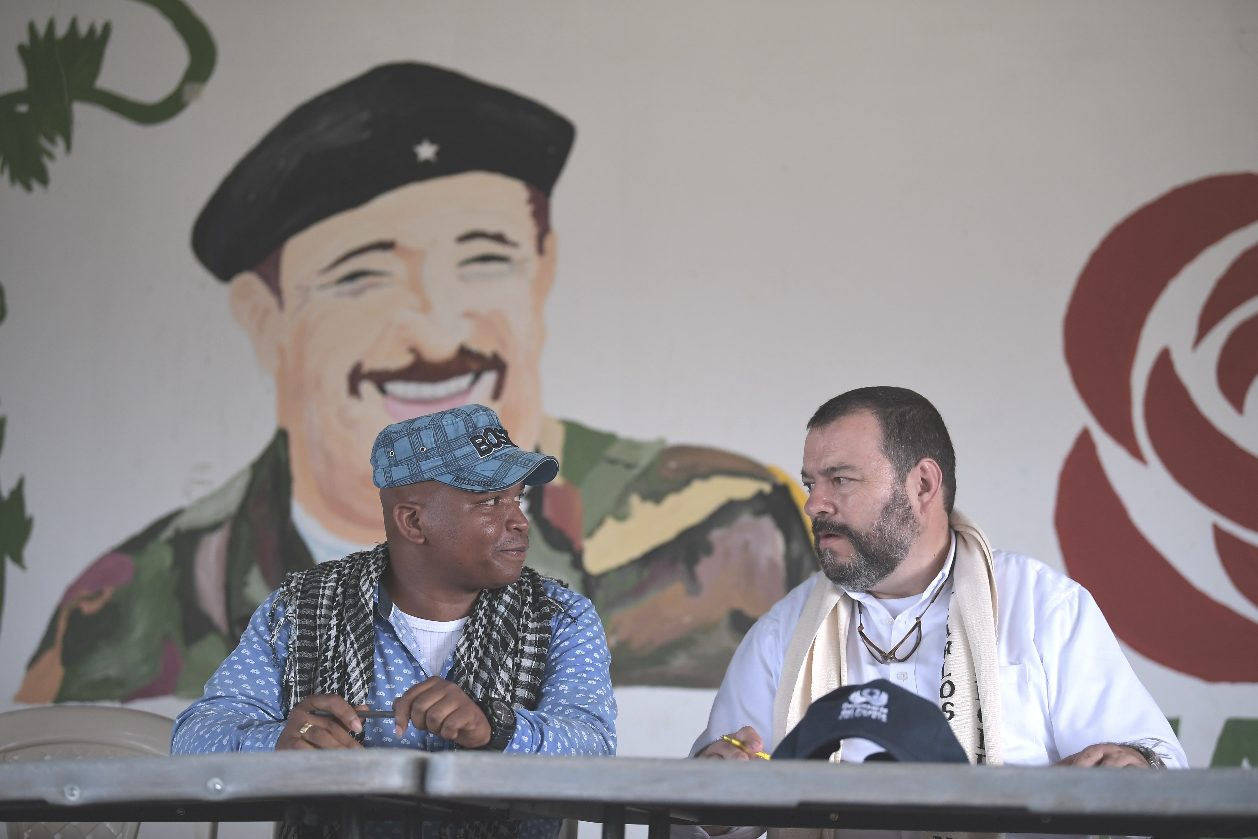 Francisco Gamboa (izquierda), director de la ETCR de Charras, dialoga con Carlos Alfonso Negret, defensor del Pueblo.Mauricio Alvarado - El EspectadorEn Meta y Guaviare existen hoy dos alertas tempranas vigentes (065-18 y 005-19, respectivamente) en las que la Defensoría ha advertido de los riesgos para los habitantes de estas subregiones, que, entre otras cosas, comparten elementos en común, como la presencia de las disidencias de los frentes Primero y Séptimo, que estarían comandadas por ‘Gentil Duarte’, y otros grupos armados ilegales que fueron integrados con reductos de desmovilizaciones paramilitares, como las autodenominadas Autodefensas Gaitanistas de Colombia (AGC), también conocidos como Clan del Golfo, y Los Puntilleros. Según los dos documentos, estos grupos están en estas zonas, principalmente, por el control de cultivos de uso ilícito, el procesamiento y la comercialización de pasta de coca y cocaína, la falta de formalización de tierras, la escasa presencia del Estado o la cercanía con la frontera con Venezuela. Las amenazas contra la vida son graves, pero terminan por ser la parte más visible de problemas de fondo que se inician con las demoras en la implementación del Acuerdo de Paz.
