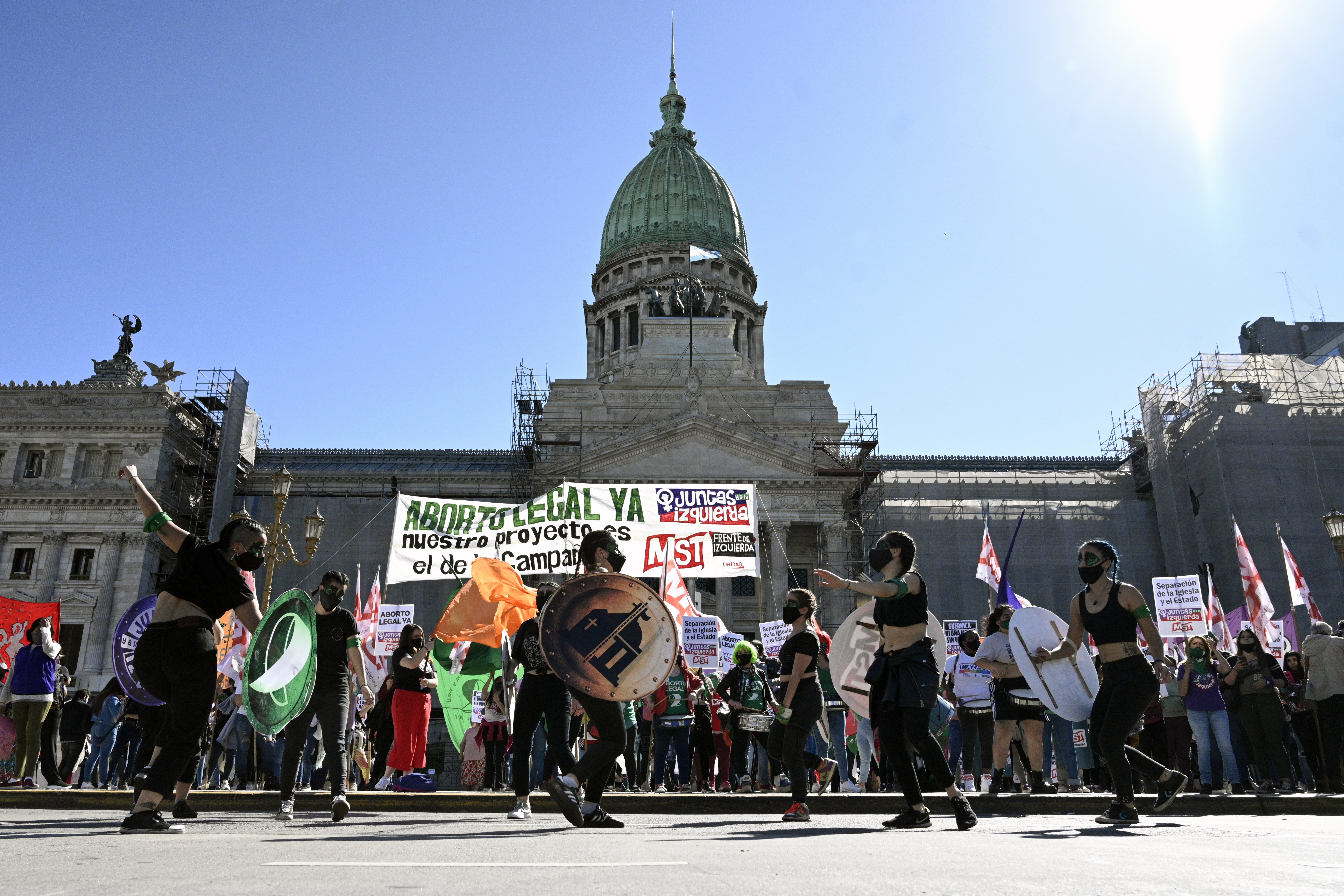 Organizaciones de mujeres renovaron este lunes el reclamo por la legalización del aborto en Argentina con una protesta frente al Congreso y un "pañuelazo" verde por redes sociales en medio de la pandemia de COVID-19.