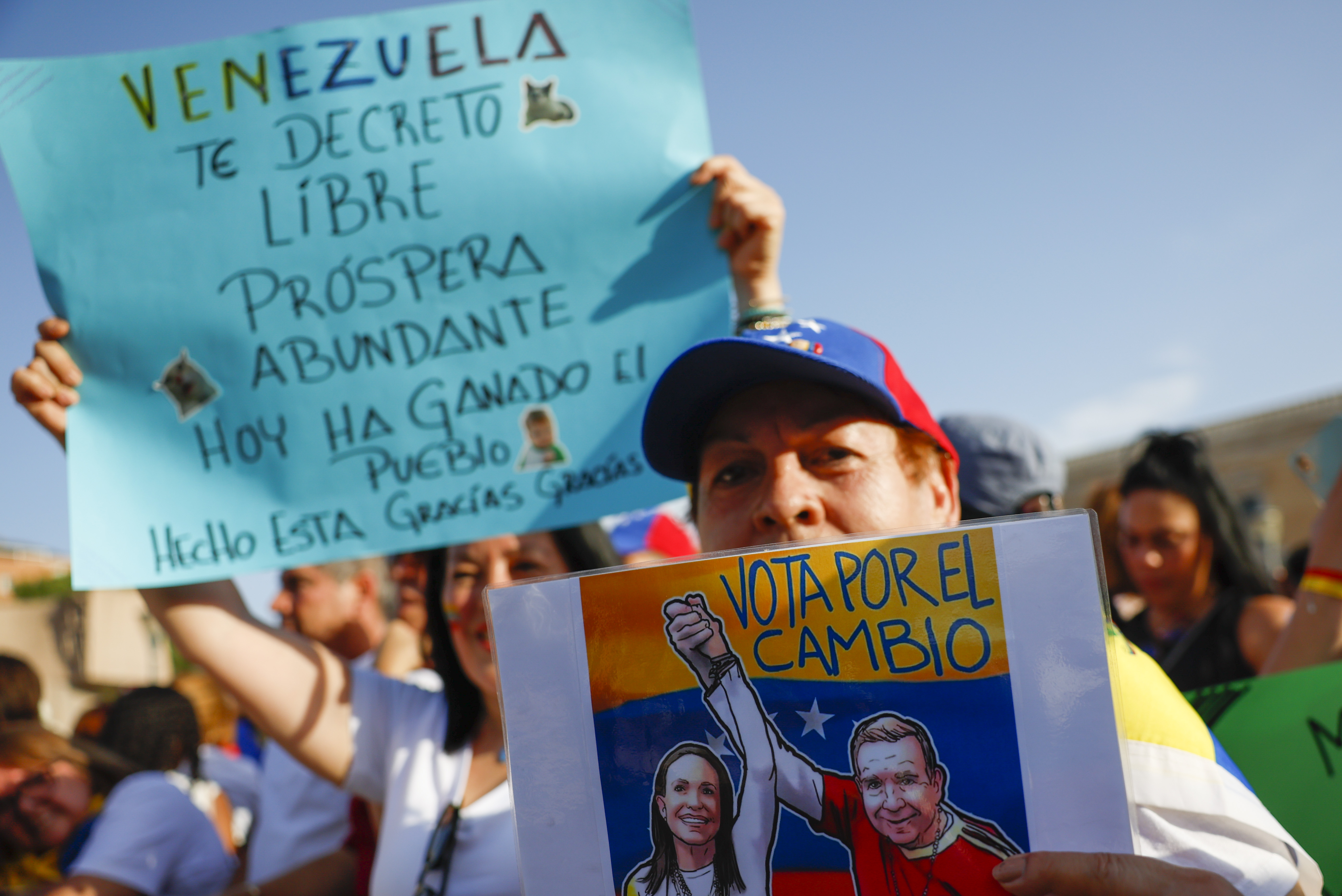 MADRID, 28/07/2024.- Un momento de la concentración convocada bajo el lema 'Alcemos la voz por el cambio en Venezuela' con motivo de la celebración de las elecciones presidenciales venezolanas y en apoyo a Edmundo González y a María Corina Machado este domingo en la plaza de Colón, en Madrid. EFE/ Mariscal