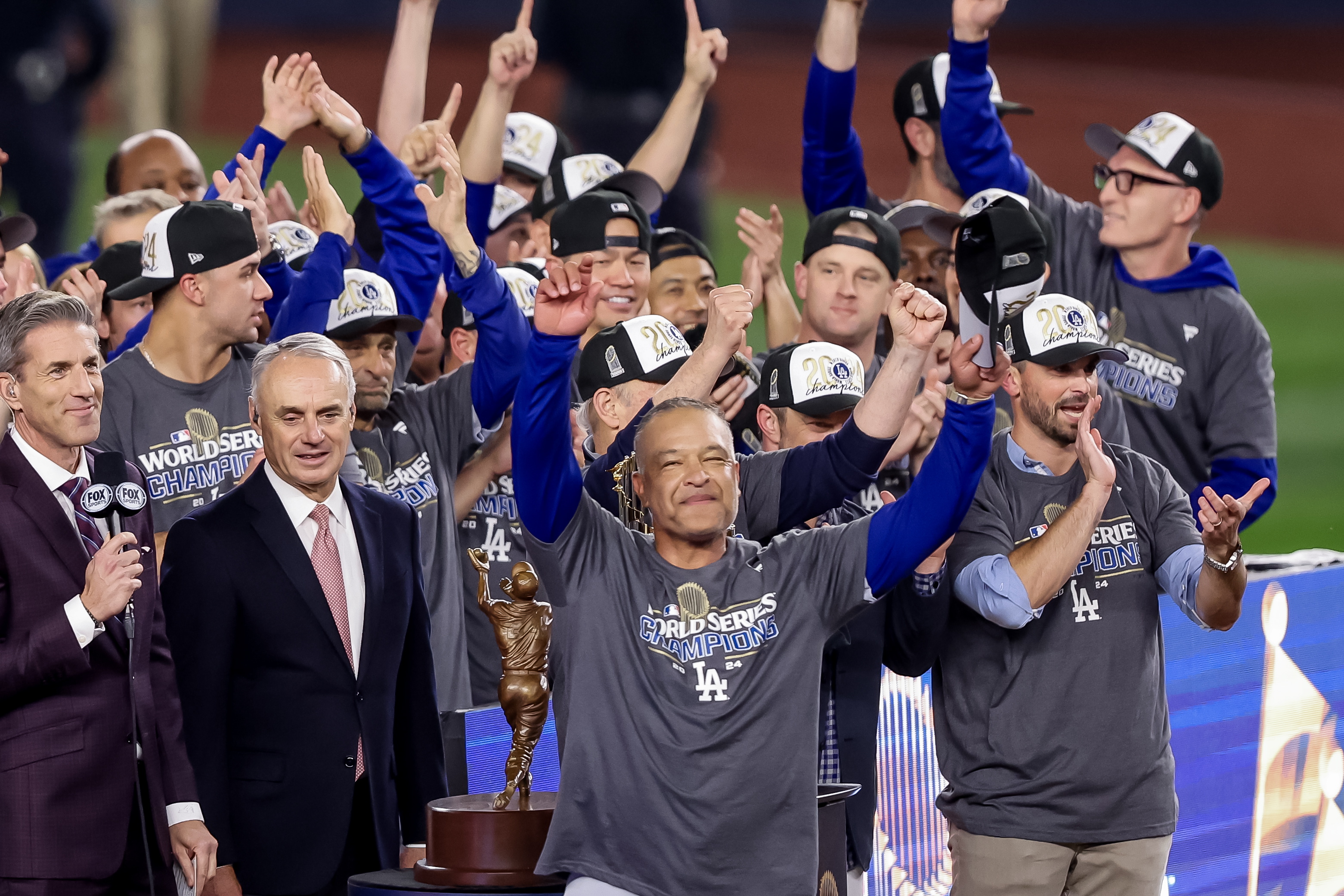 New York (United States), 31/10/2024.- Los Angeles Dodgers manager Dave Roberts (C) celebrates with his team after defeating the New York Yankees during game five of the Major League Baseball (MLB) World Series between the American League Champion New York Yankees and the National League Champion Los Angeles Dodgers at Yankees Stadium in the Bronx borough of New York, New York, USA, 30 October 2024. The Dodgers won the best of seven games World Series 4-1. (Nueva York) EFE/EPA/SARAH YENESEL