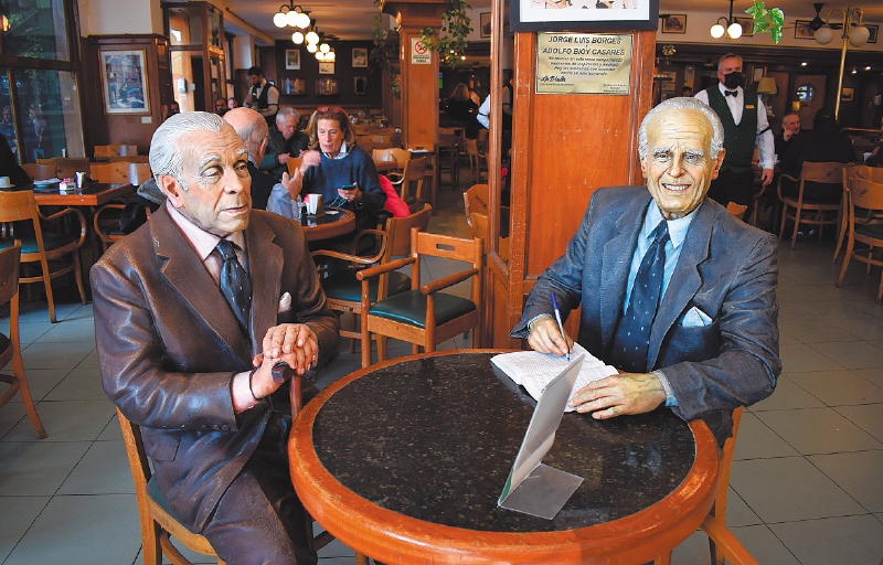 Estatuas de Jorge Luis Borges y Adolfo Bioy Casares en el café La Biela.
