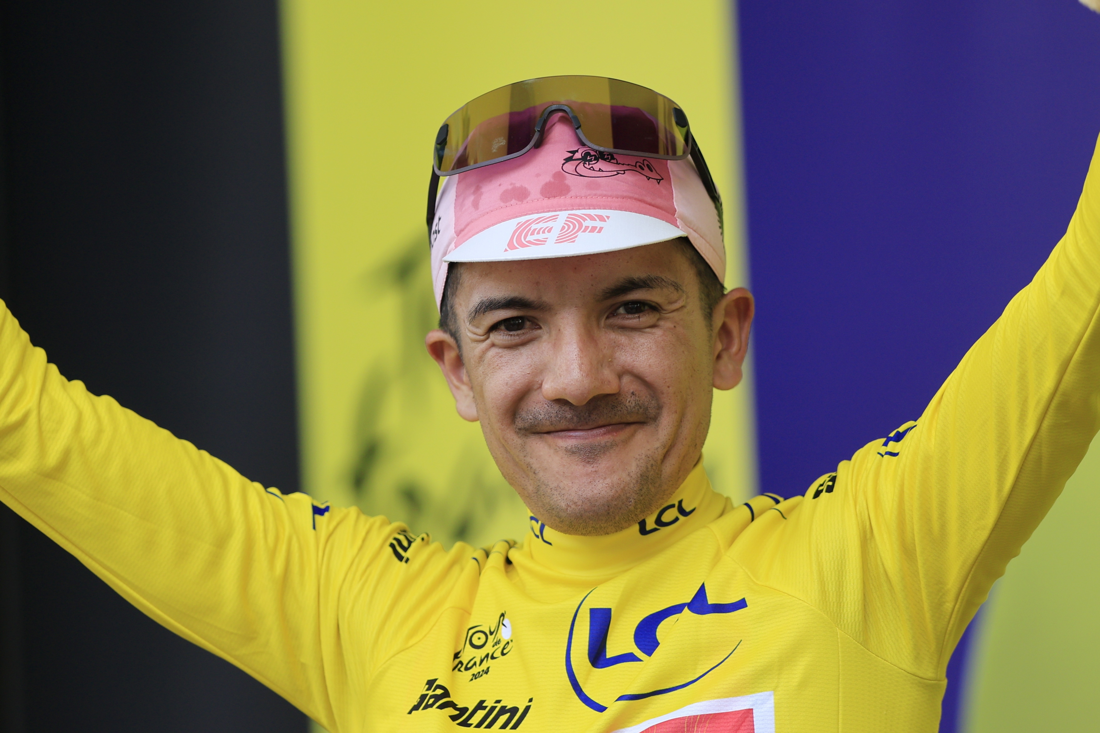 Turin (Italy), 01/07/2024.- Ecuadorian rider Richard Carapaz of EF Education - EasyPost celebrates on the podium wearing the overall leader's yellow jersey after the third stage of the 2024 Tour de France cycling race over 230km from Piacenza to Turin, Italy, 01 July 2024. (Ciclismo, Francia, Italia) EFE/EPA/GUILLAUME HORCAJUELO