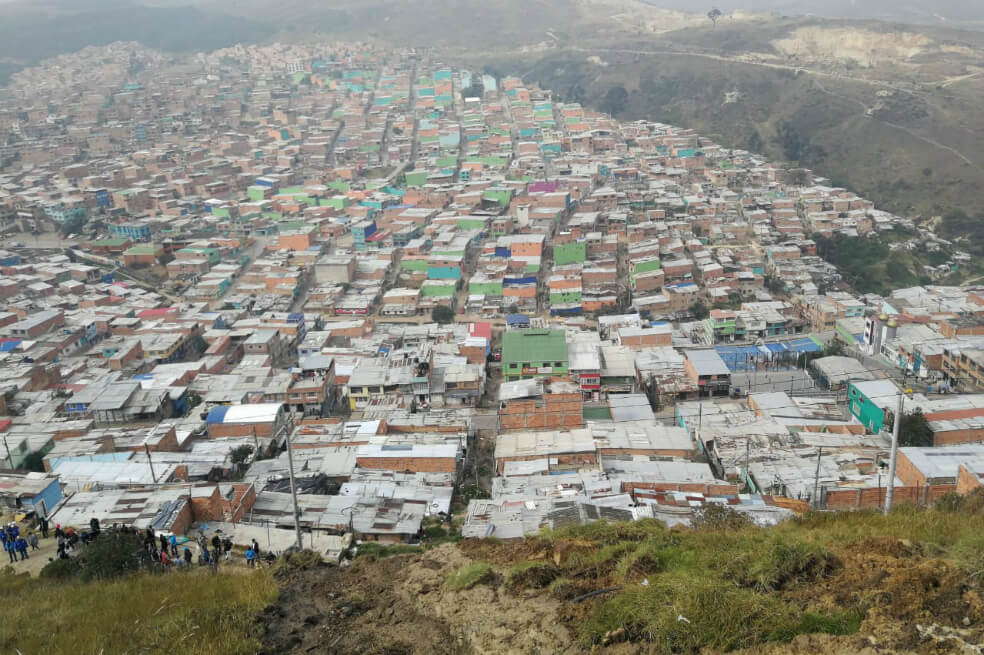 La grieta que tiene en riesgo a 500 familias en el barrio Caracolí, de Bogotá
