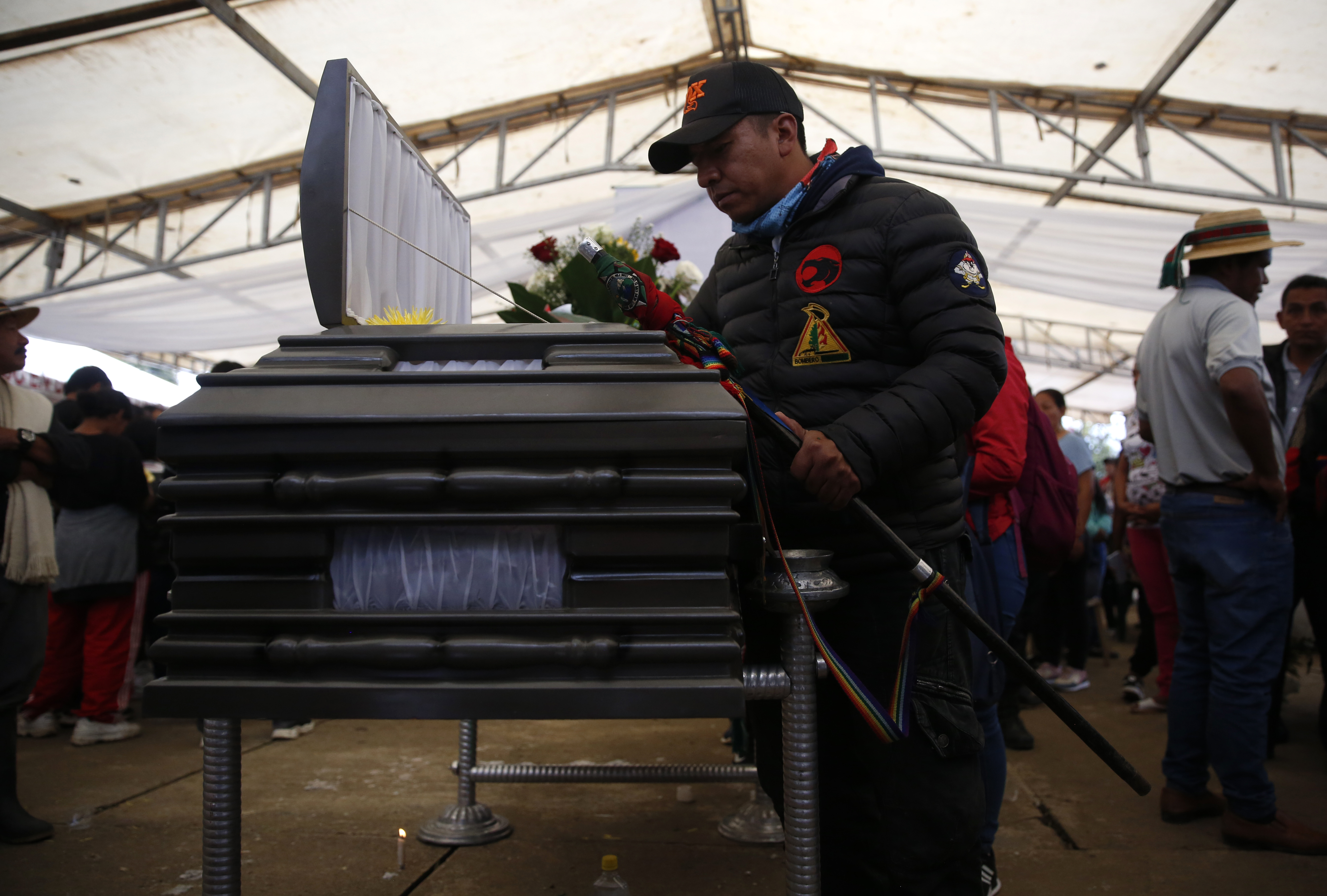 AME4109. TORIBÍO (COLOMBIA), 17/03/2022.- Familiares y amigos observan el féretro de José Miller Correa, líder indígena asesinado el pasado lunes en Popaýan, durante sus honras fúnebres este jueves en la vereda Damian del municipio de Toribío, Cauca (Colombia). EFE/ Ernesto Guzmán