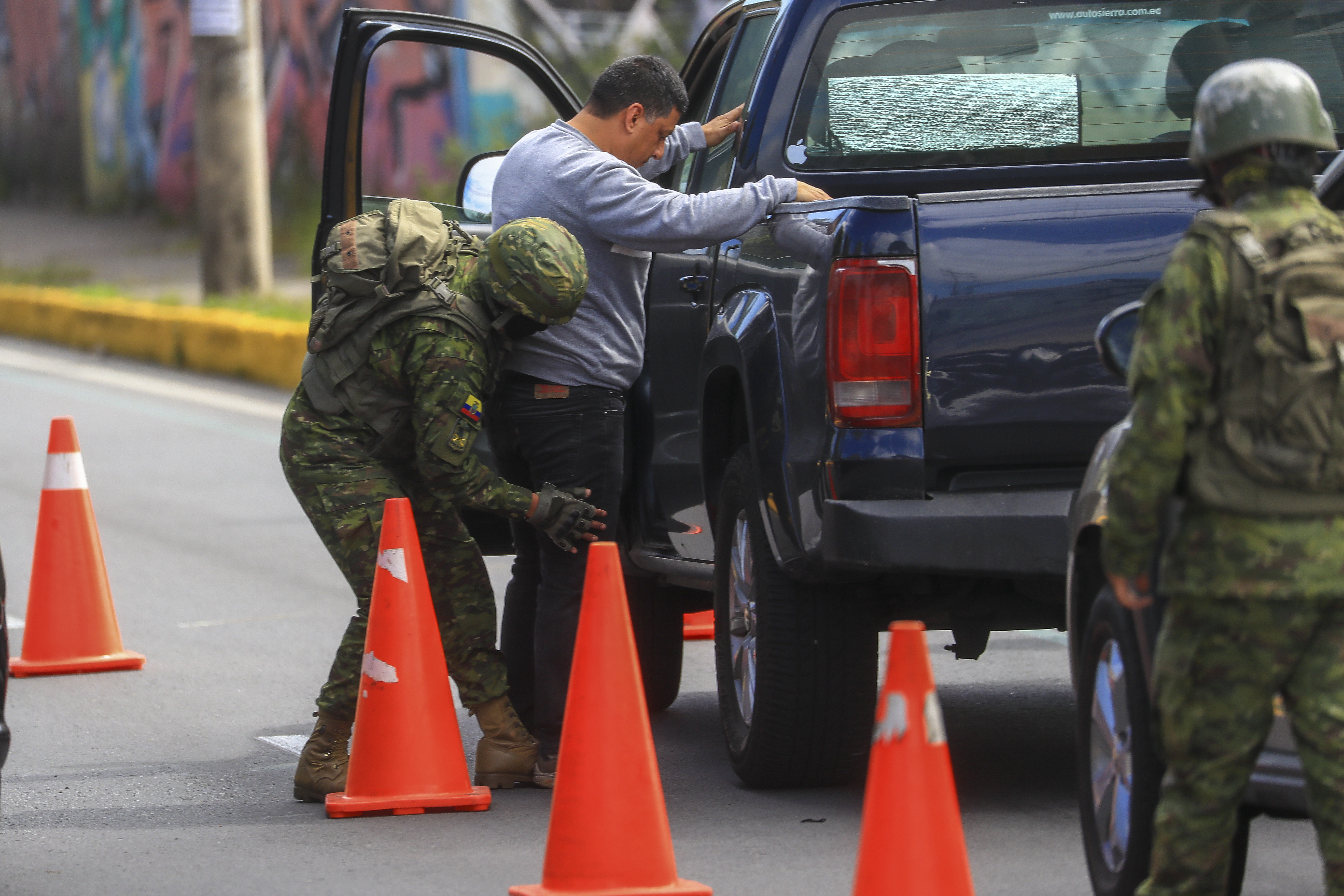 Crece demanda de chalecos y vehículos antibalas en Ecuador por ola de violencia