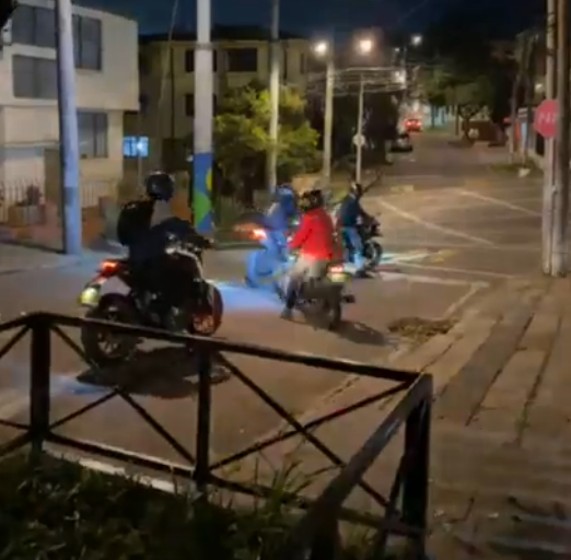 Piques ilegales desatan disturbios en La Macarena: vecinos y moteros chocan