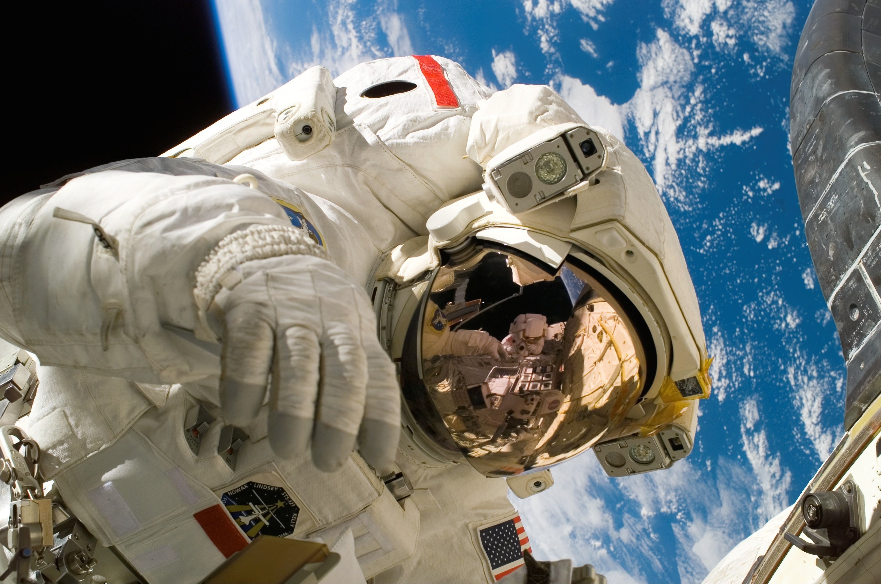 Astronauta sufre falla eléctrica en su traje en medio de caminata espacial