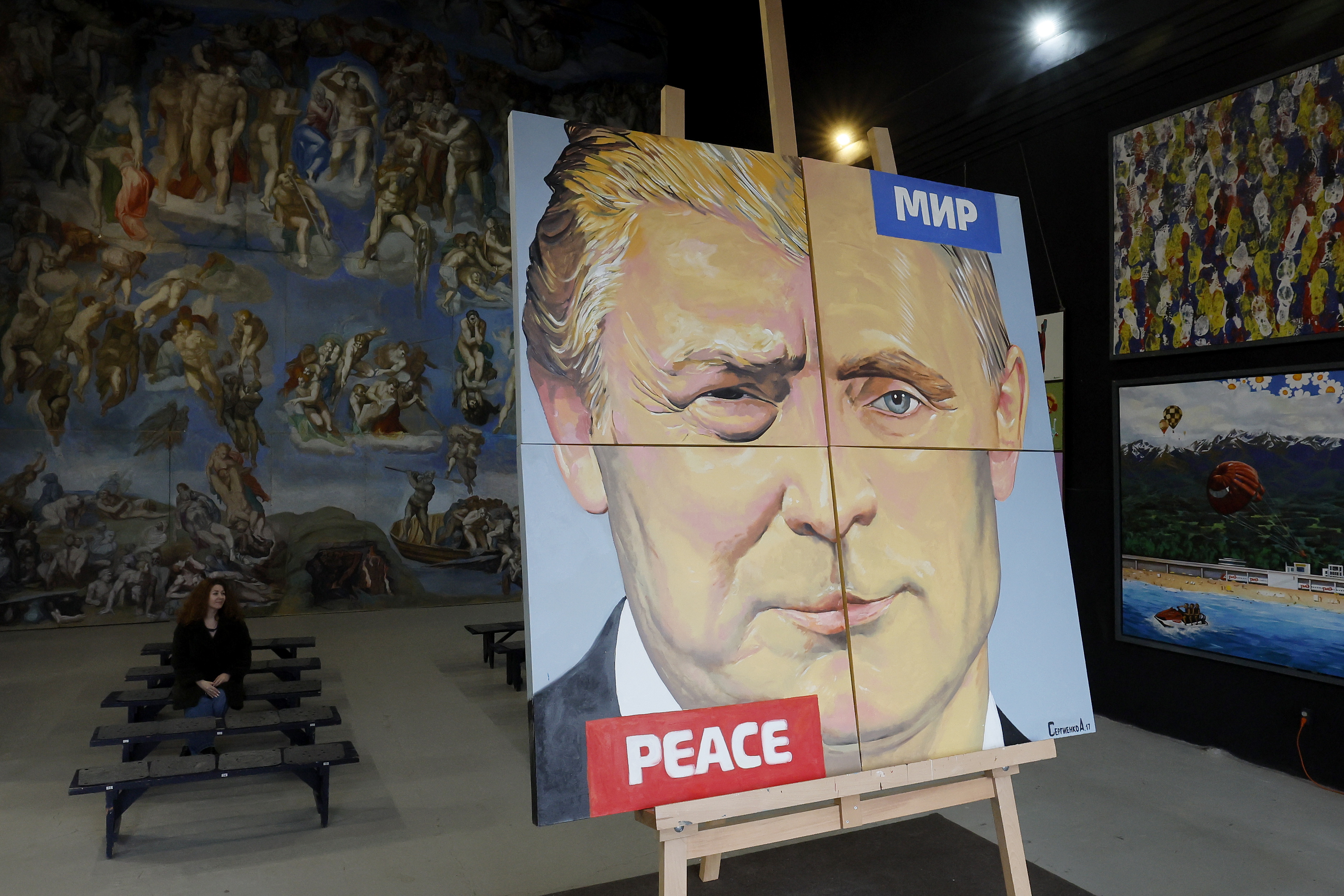 ST PETERSBURG (Russian Federation), 12/03/2025.- An artwork titled 'The Peace' (2017) by Russian artist Alexey Sergienko showing Russian President Vladimir Putin and US President Donald Trump is once again on display at the artist's gallery in St. Petersburg, Russia, 12 March 2025. The artist first showcased the painting in 2017 when the two Presidents met for the first time at the G20 summit in Hamburg. (Rusia, Hamburgo, San Petersburgo) EFE/EPA/ANATOLY MALTSEV