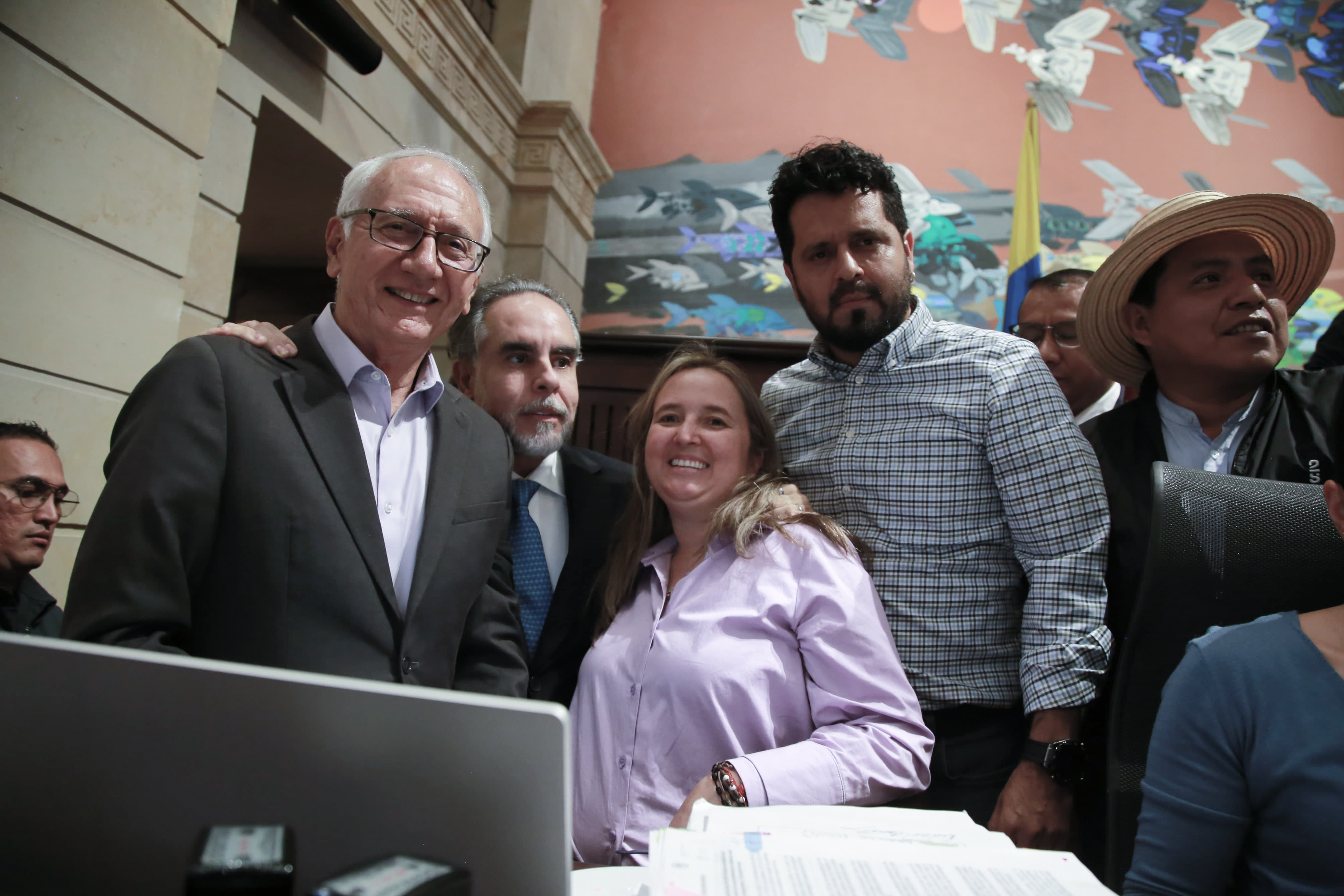 Representantes liberales responden por “cercanía” con el ministro Benedetti