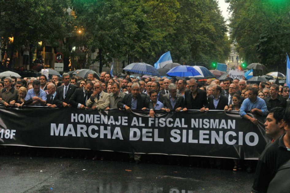 La «marcha de los paraguas» inundó Buenos Aires en memoria del fiscal Nisman